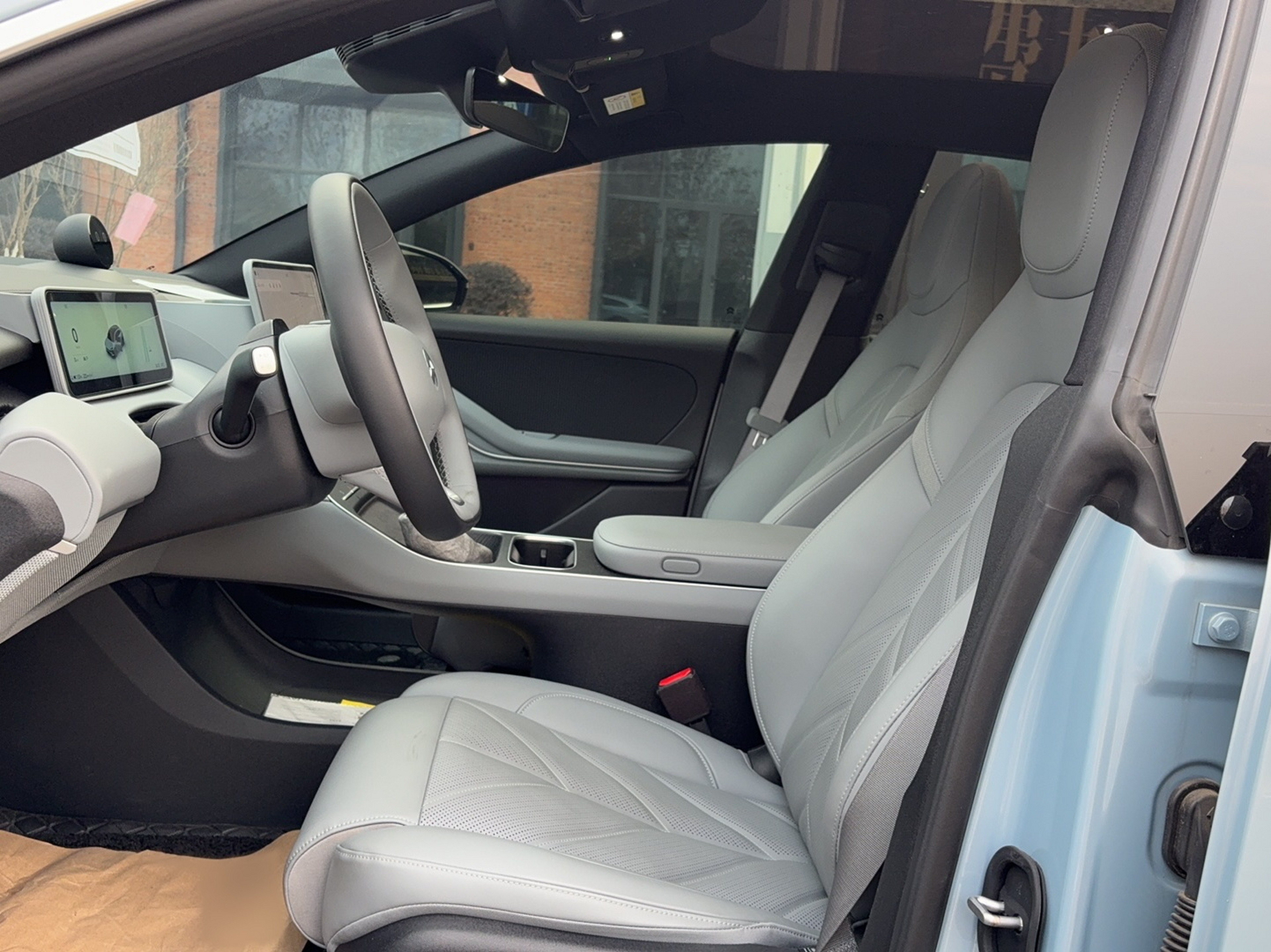 Переднее сиденье в автомобиле