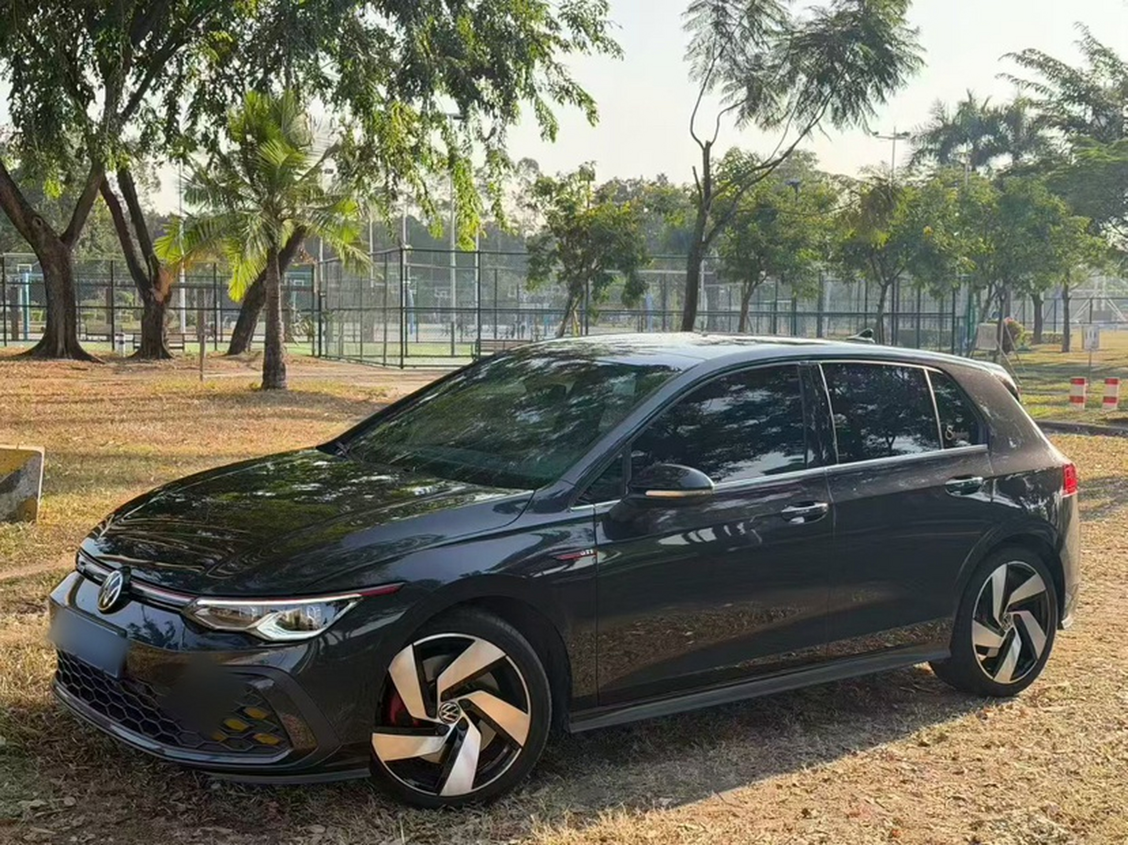 Под передней частью автомобиля