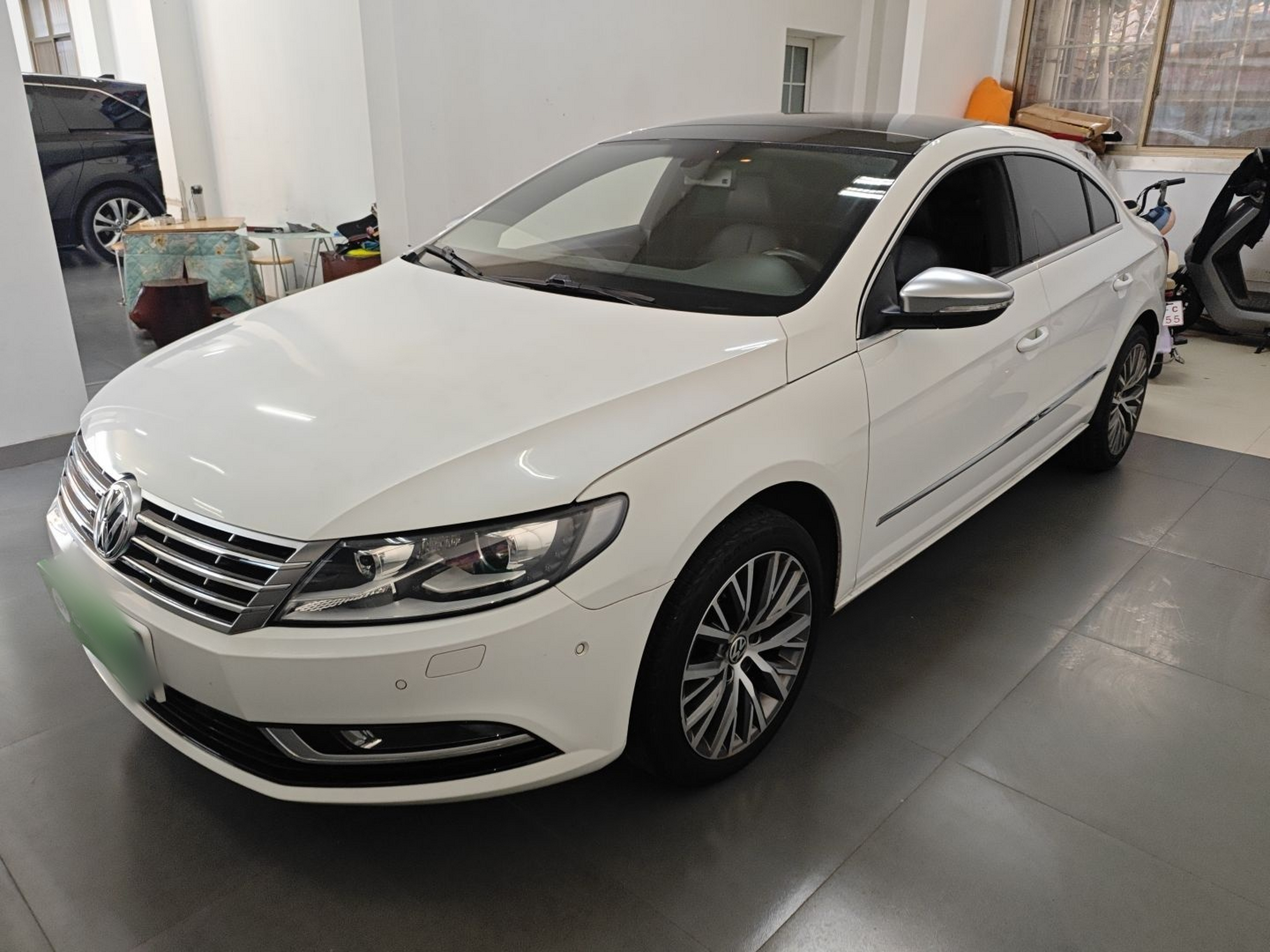 تحت مقدمة السيارة