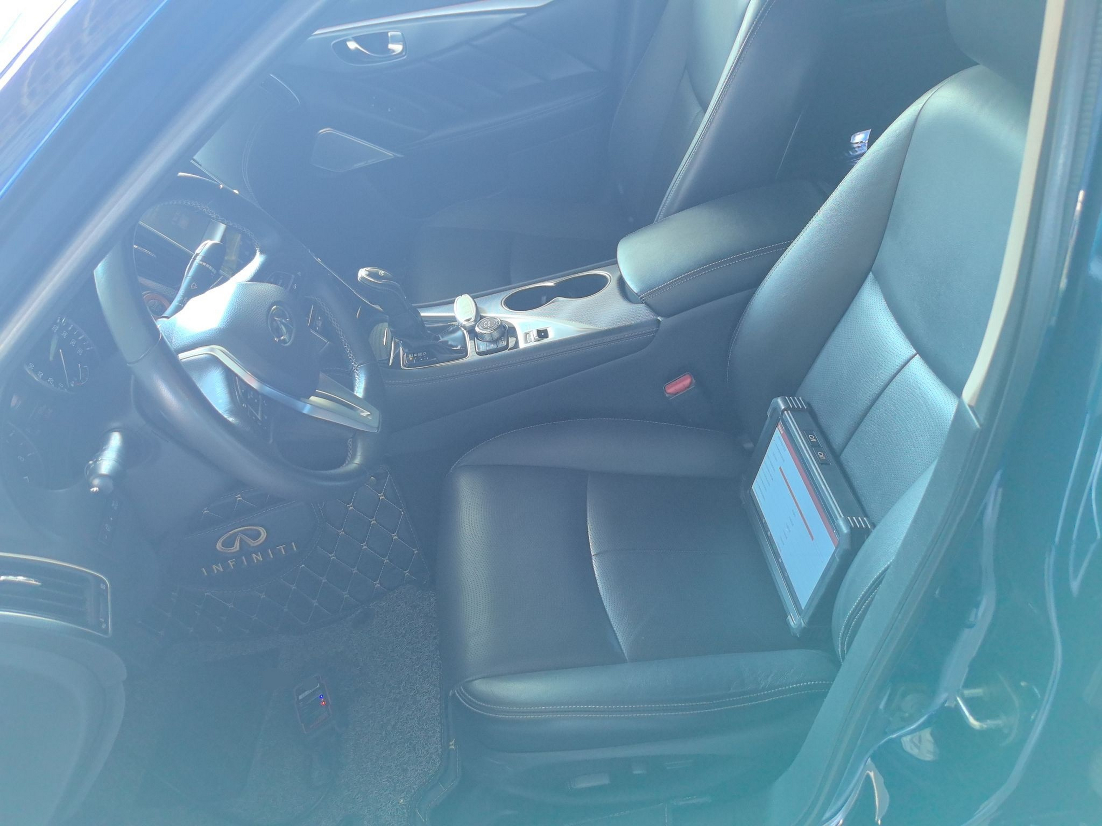 المقاعد الأمامية داخل السيارة