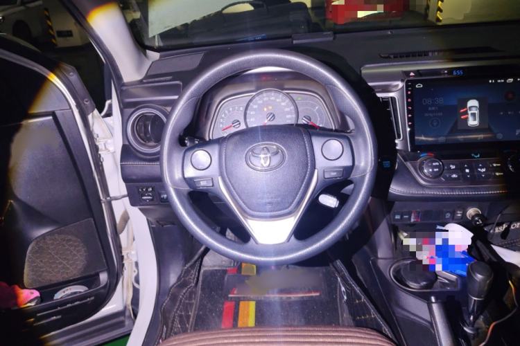 Used Toyota RAV4 2016 2.0L CVT Two-Wheel Drive Fashion Edition China V Standard
