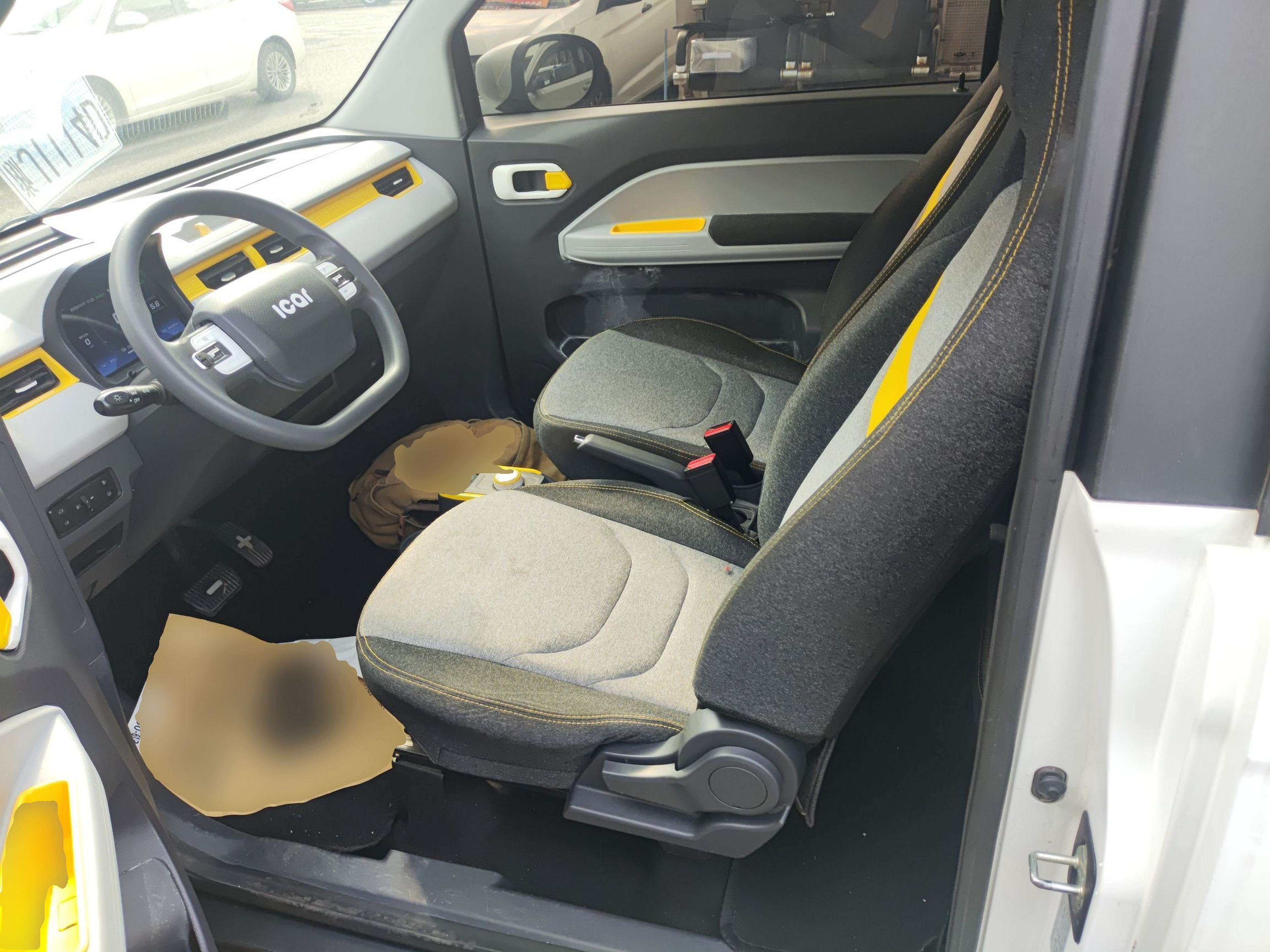 المقاعد الأمامية داخل السيارة