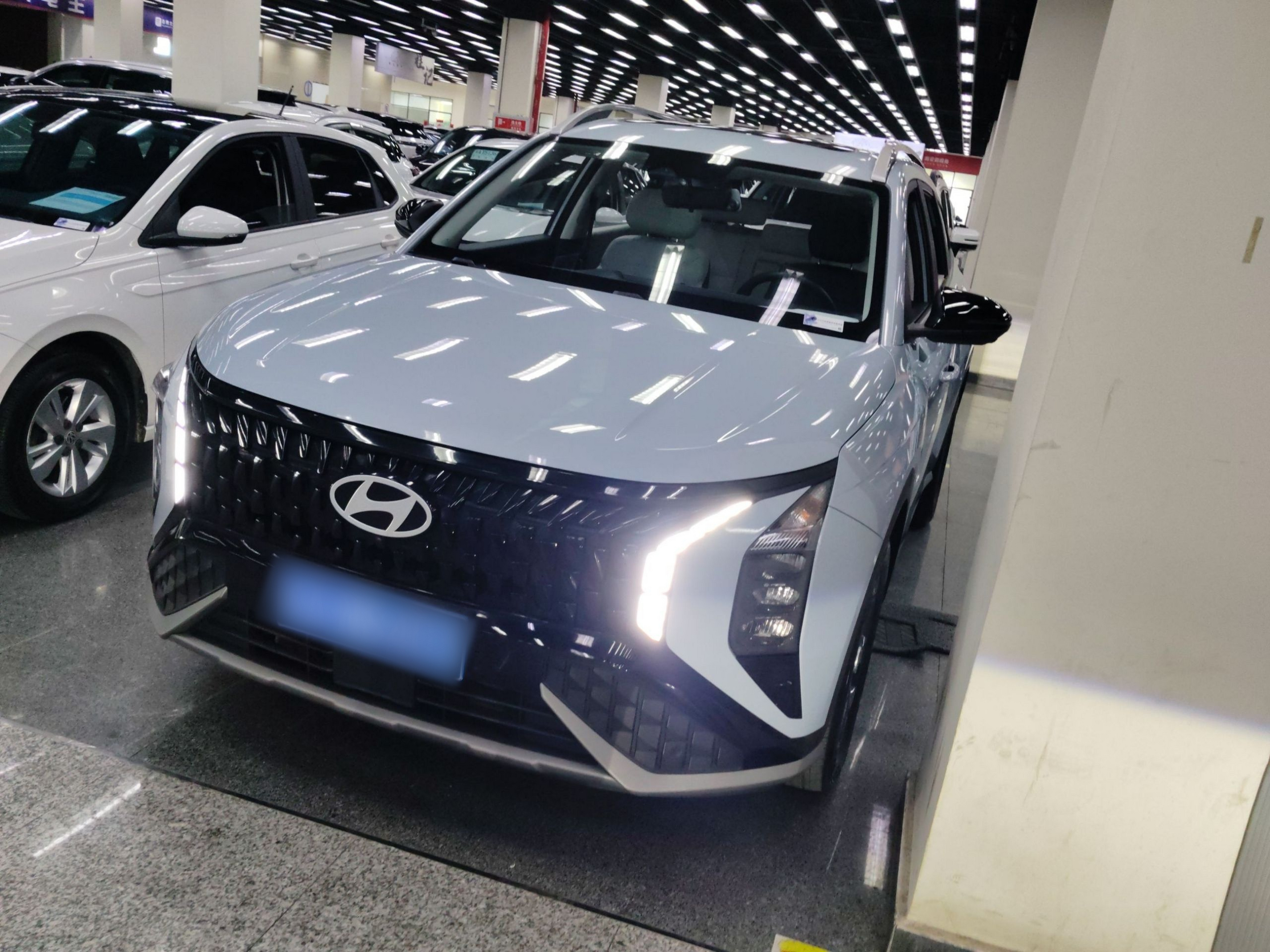 تحت مقدمة السيارة