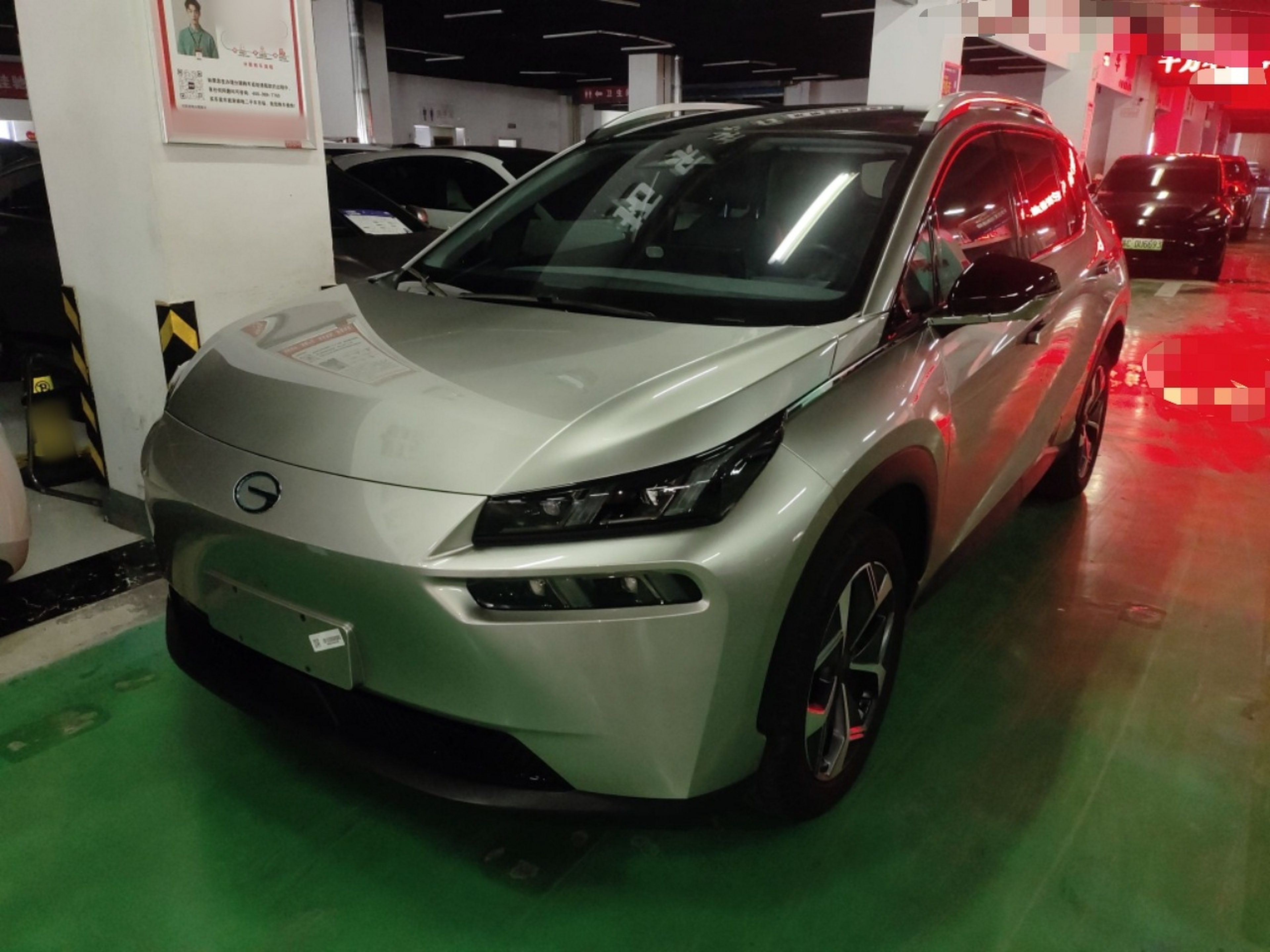 تحت مقدمة السيارة