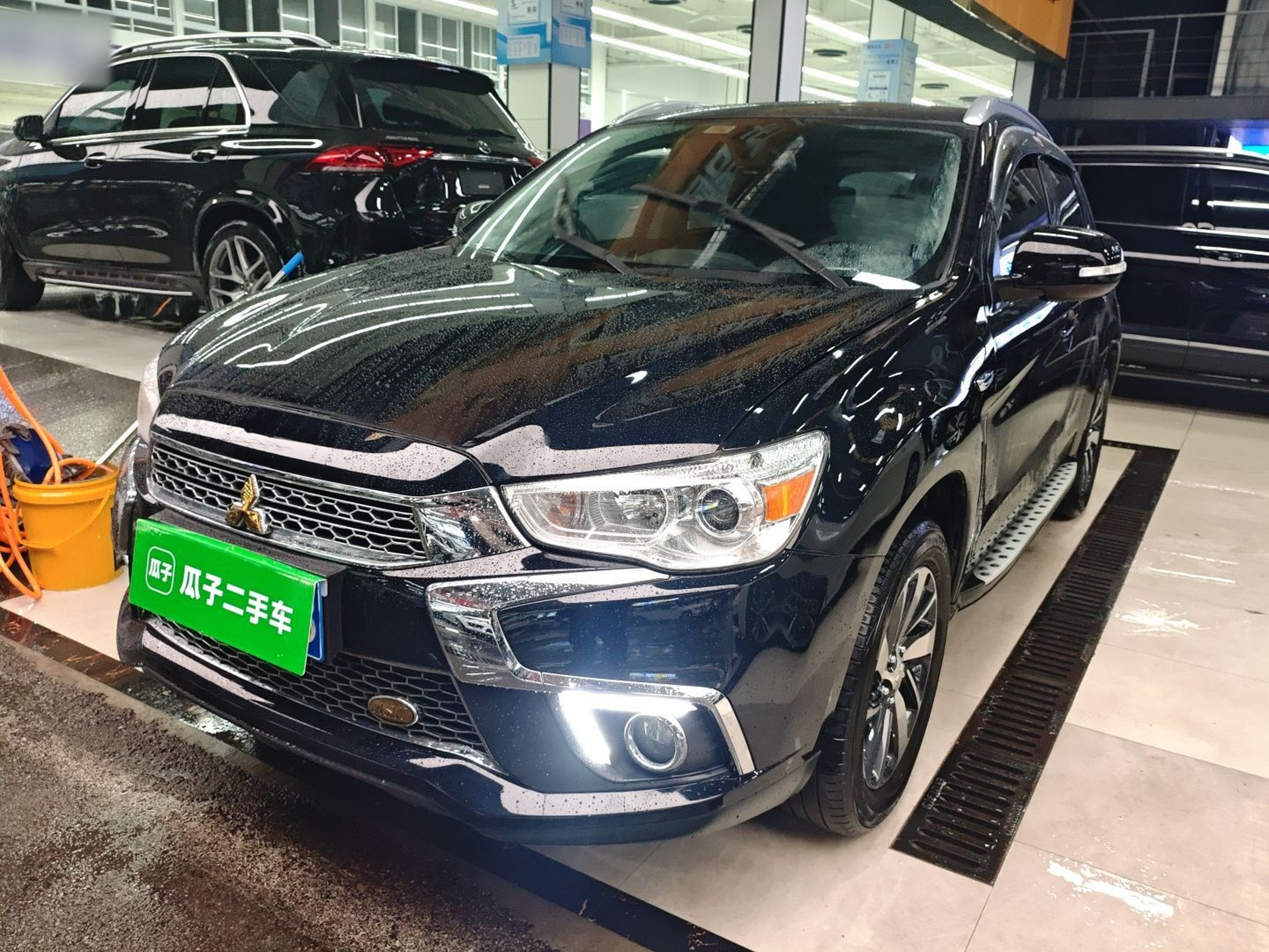 تحت مقدمة السيارة