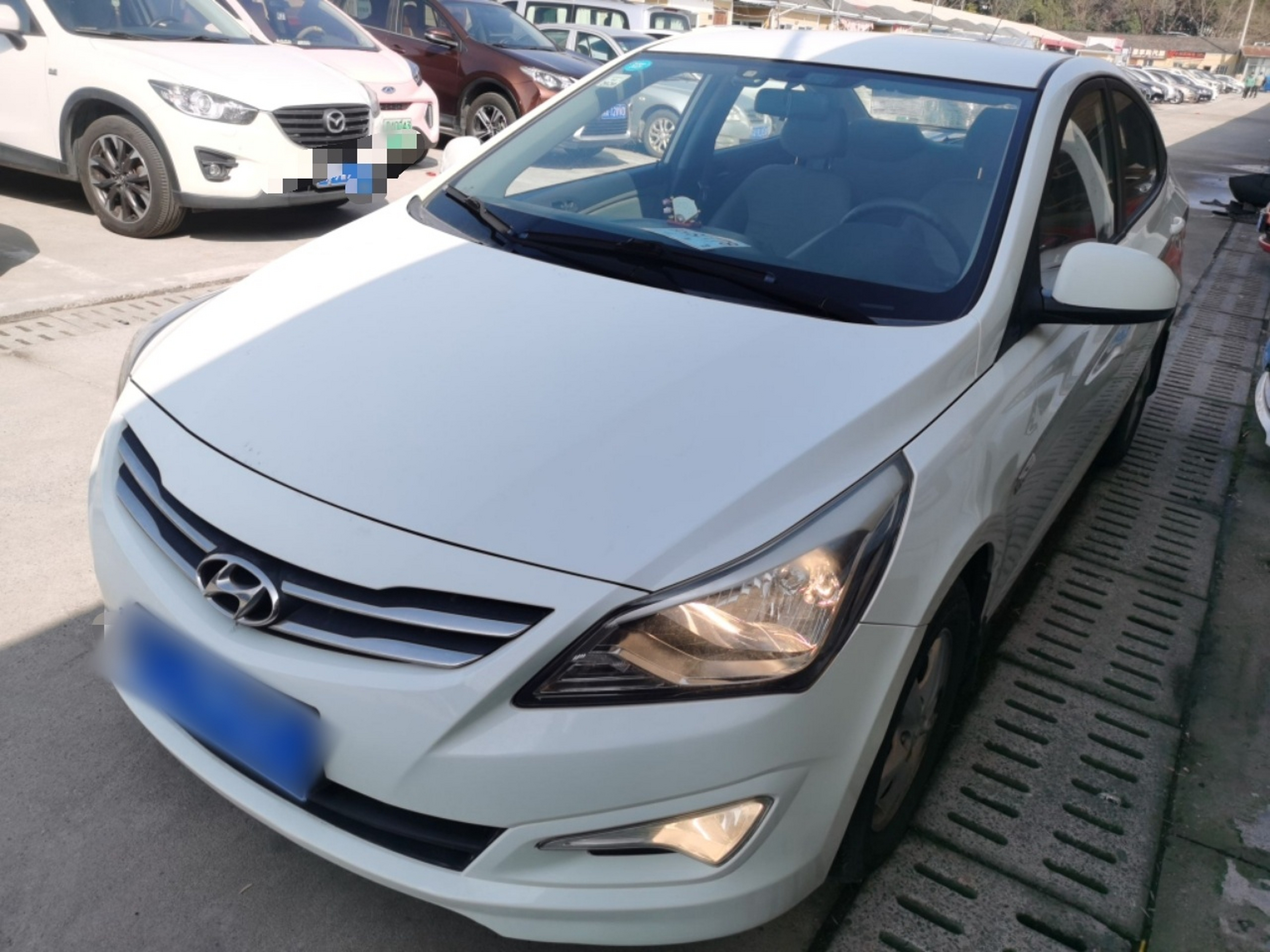 تحت مقدمة السيارة