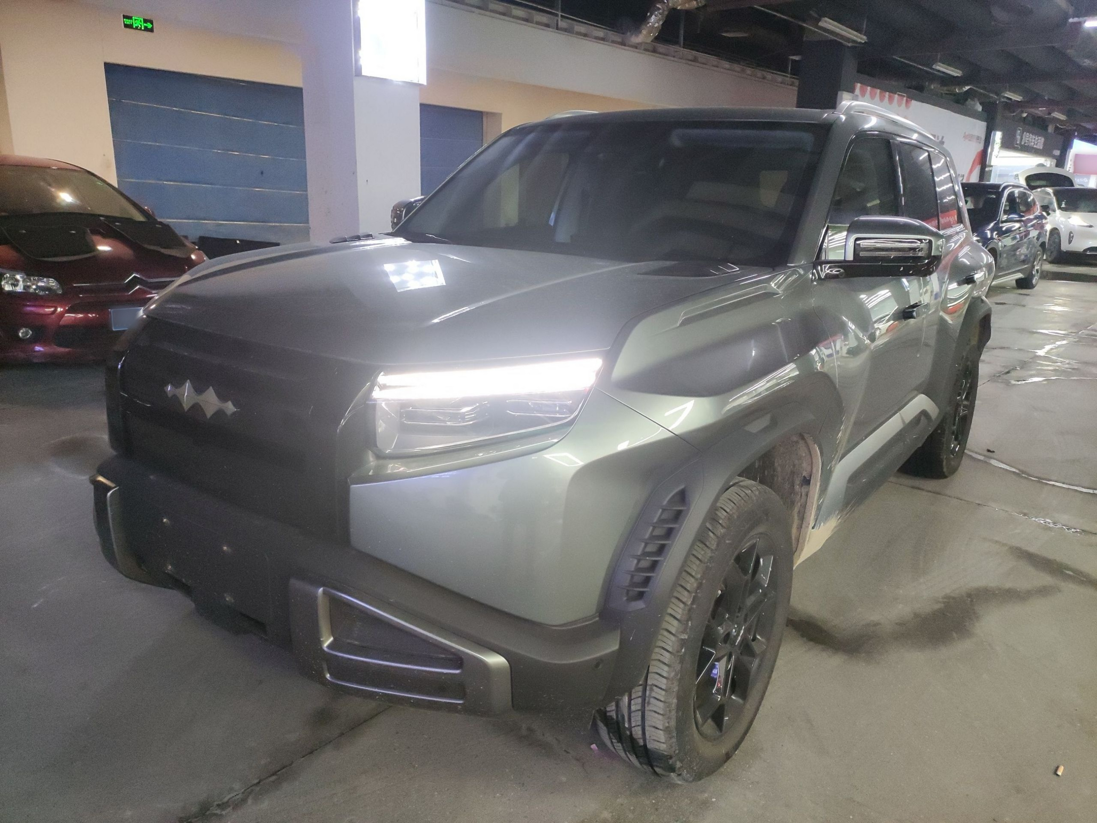 تحت مقدمة السيارة