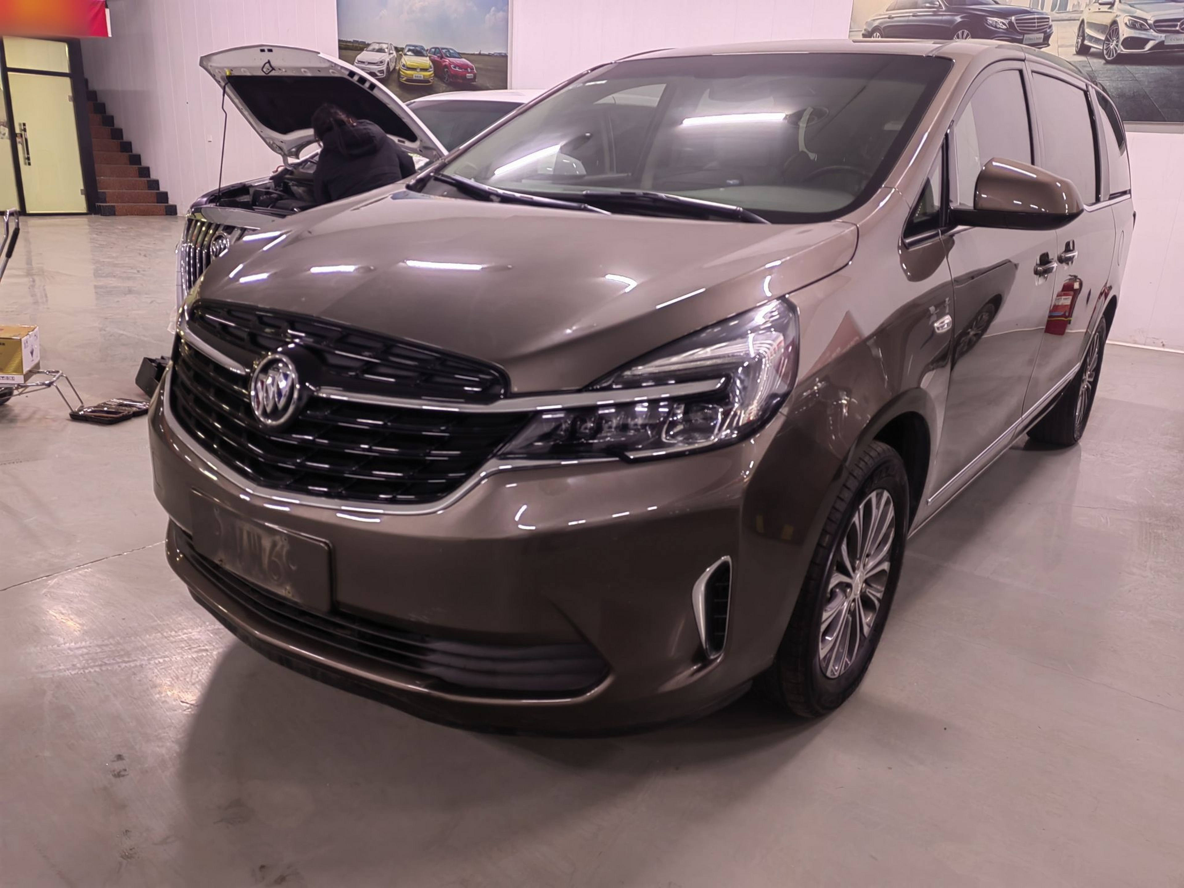 تحت مقدمة السيارة