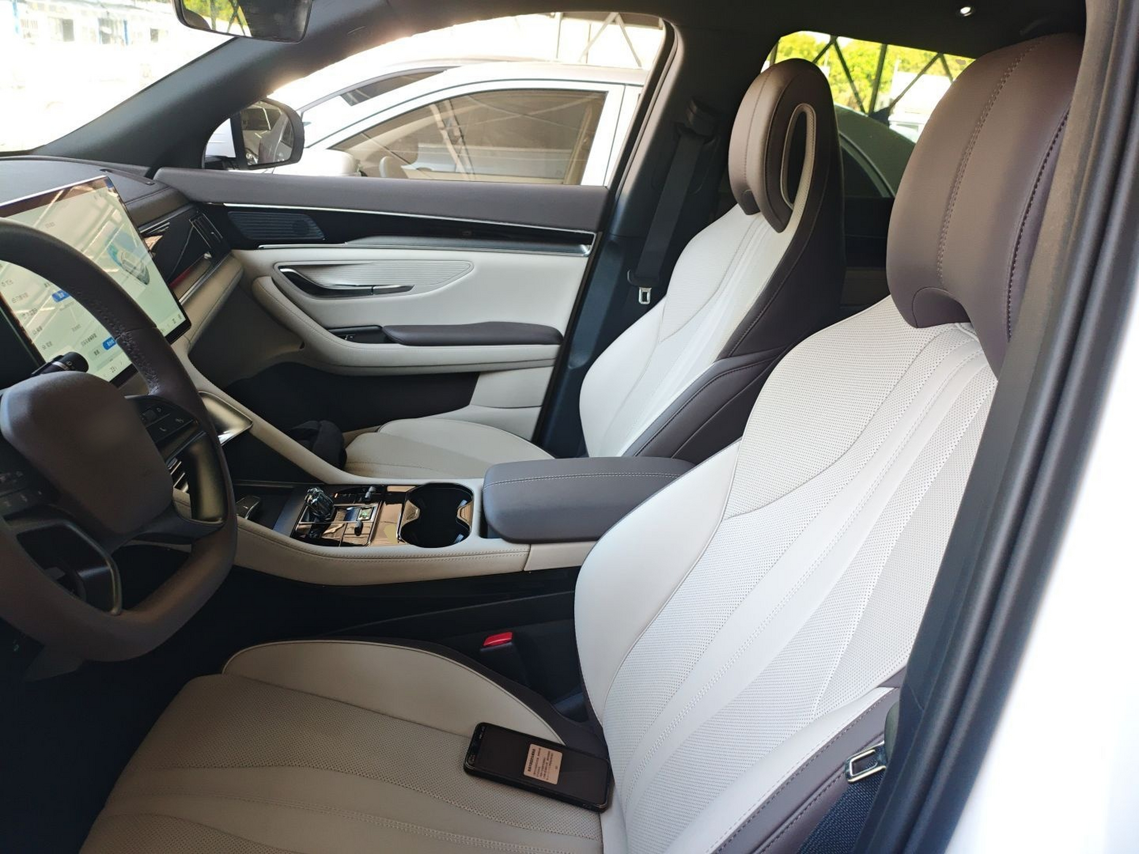 المقاعد الأمامية داخل السيارة