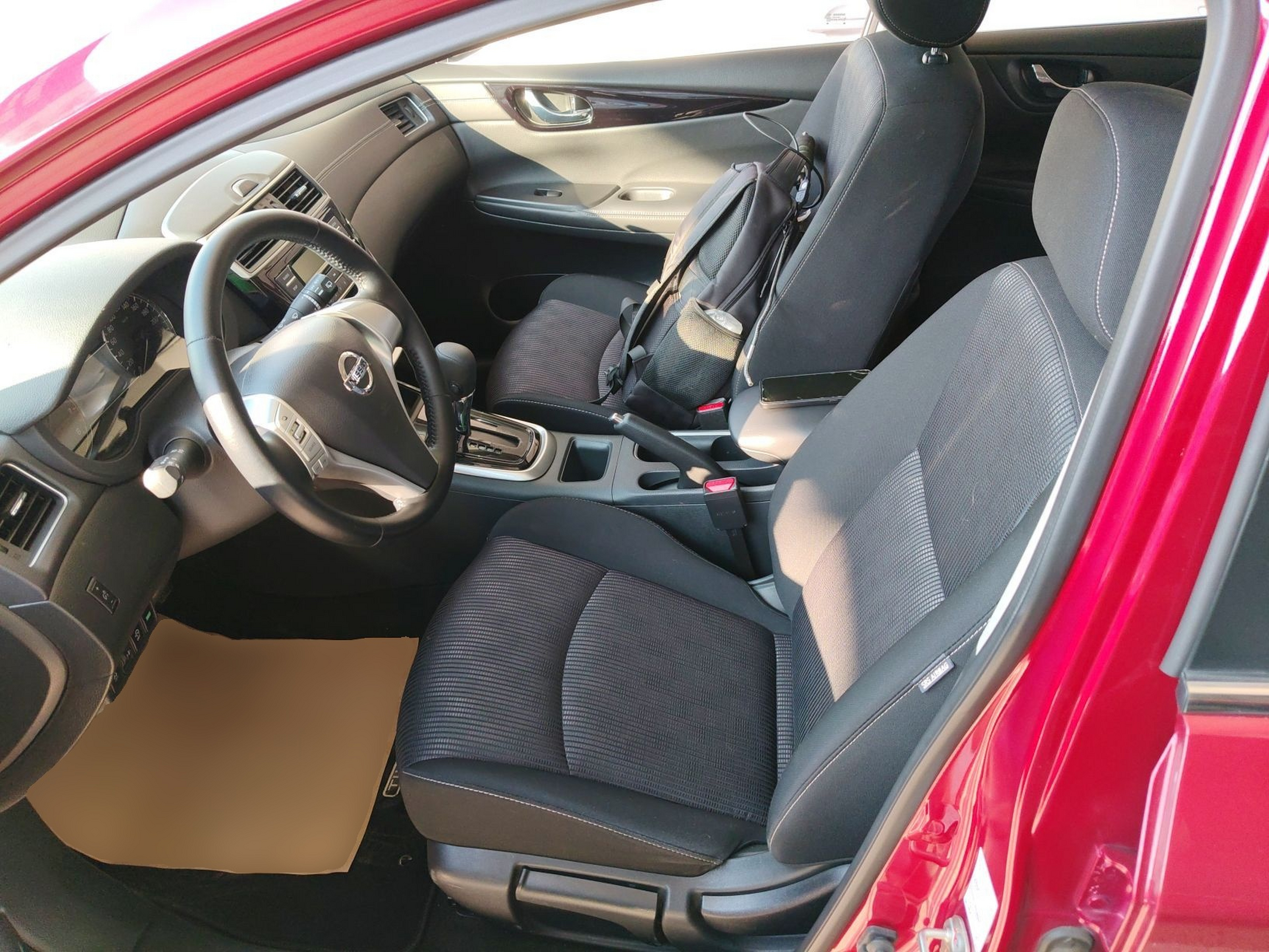 المقاعد الأمامية داخل السيارة