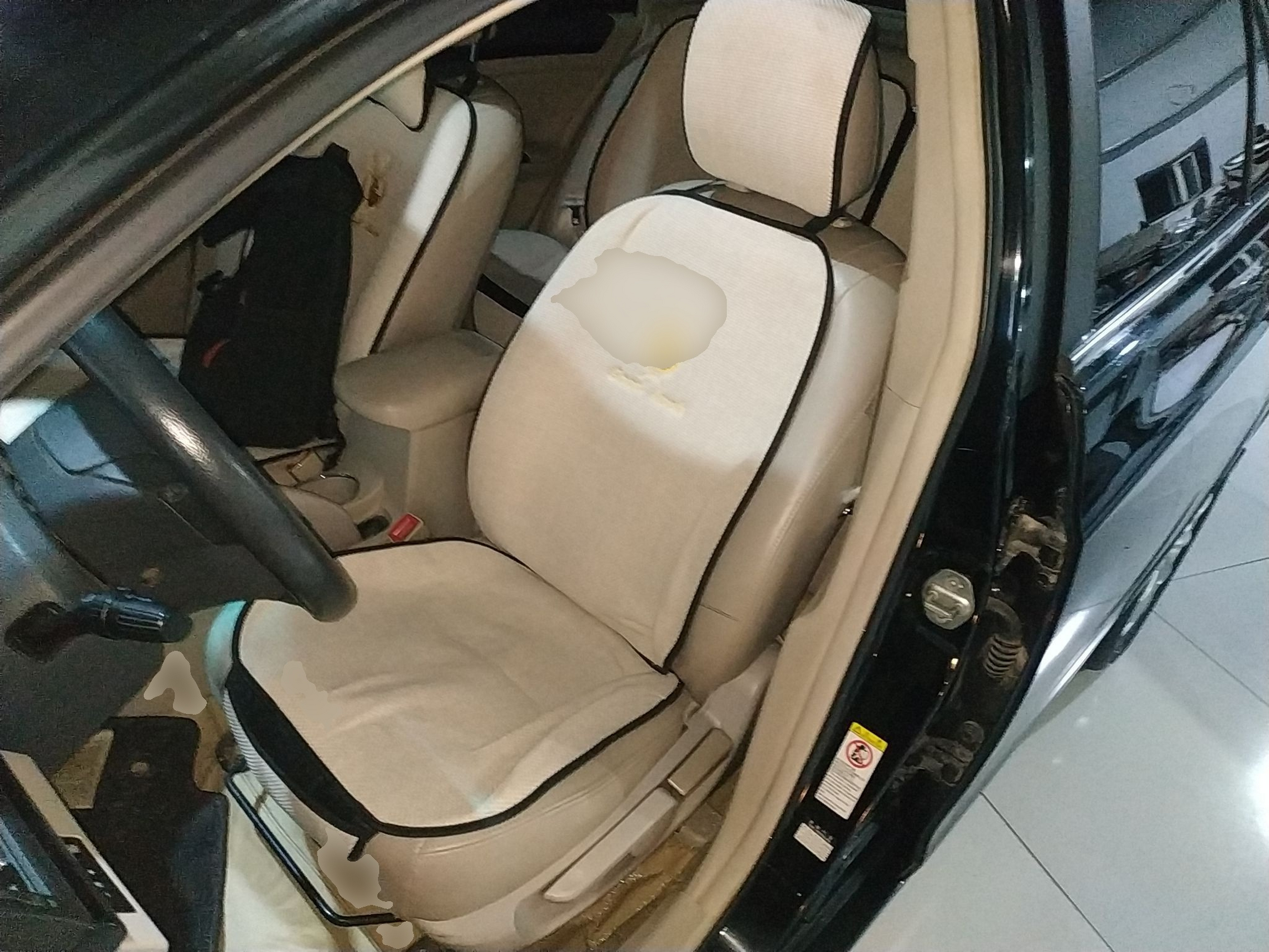 المقاعد الأمامية داخل السيارة