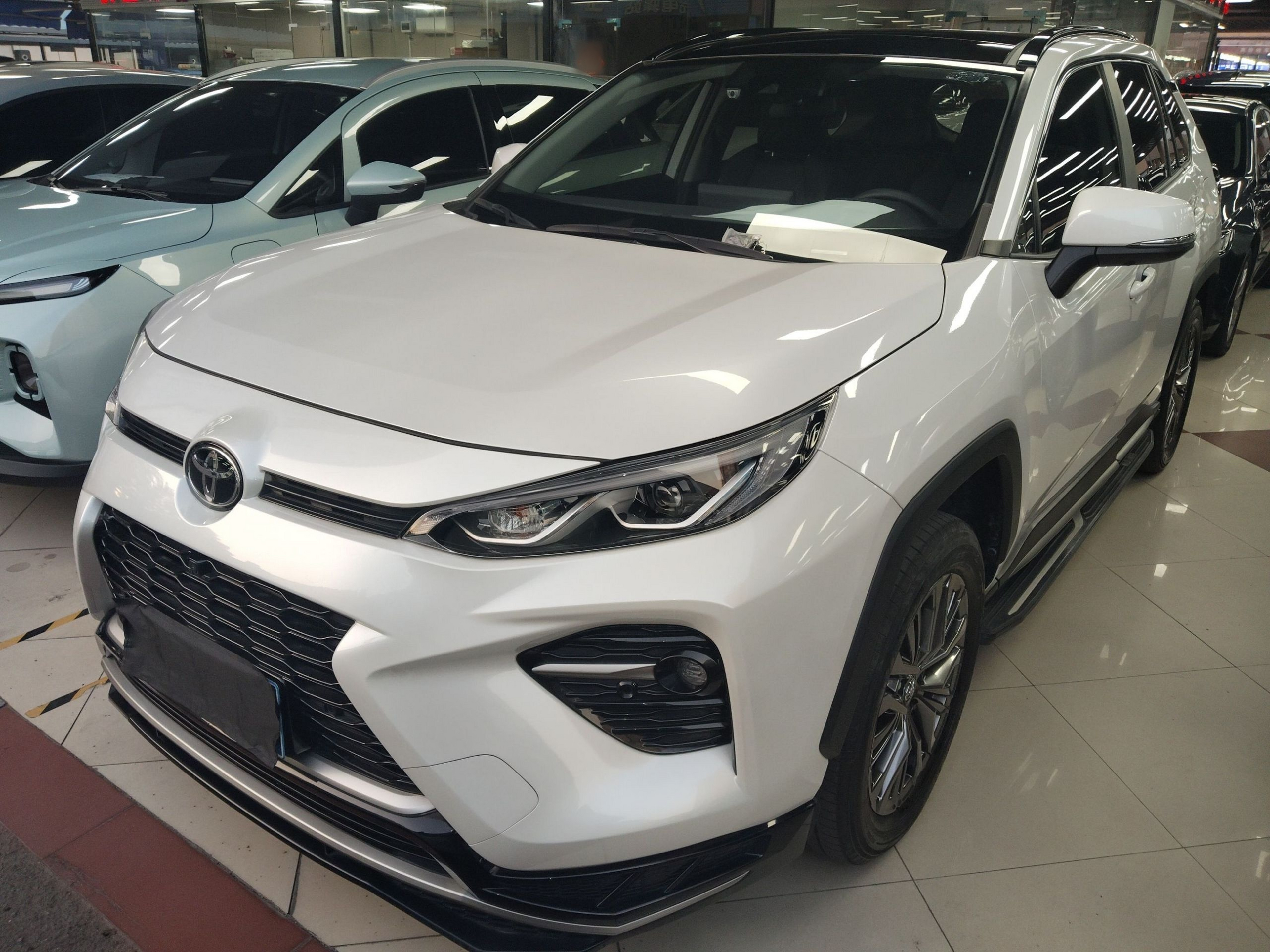 تحت مقدمة السيارة