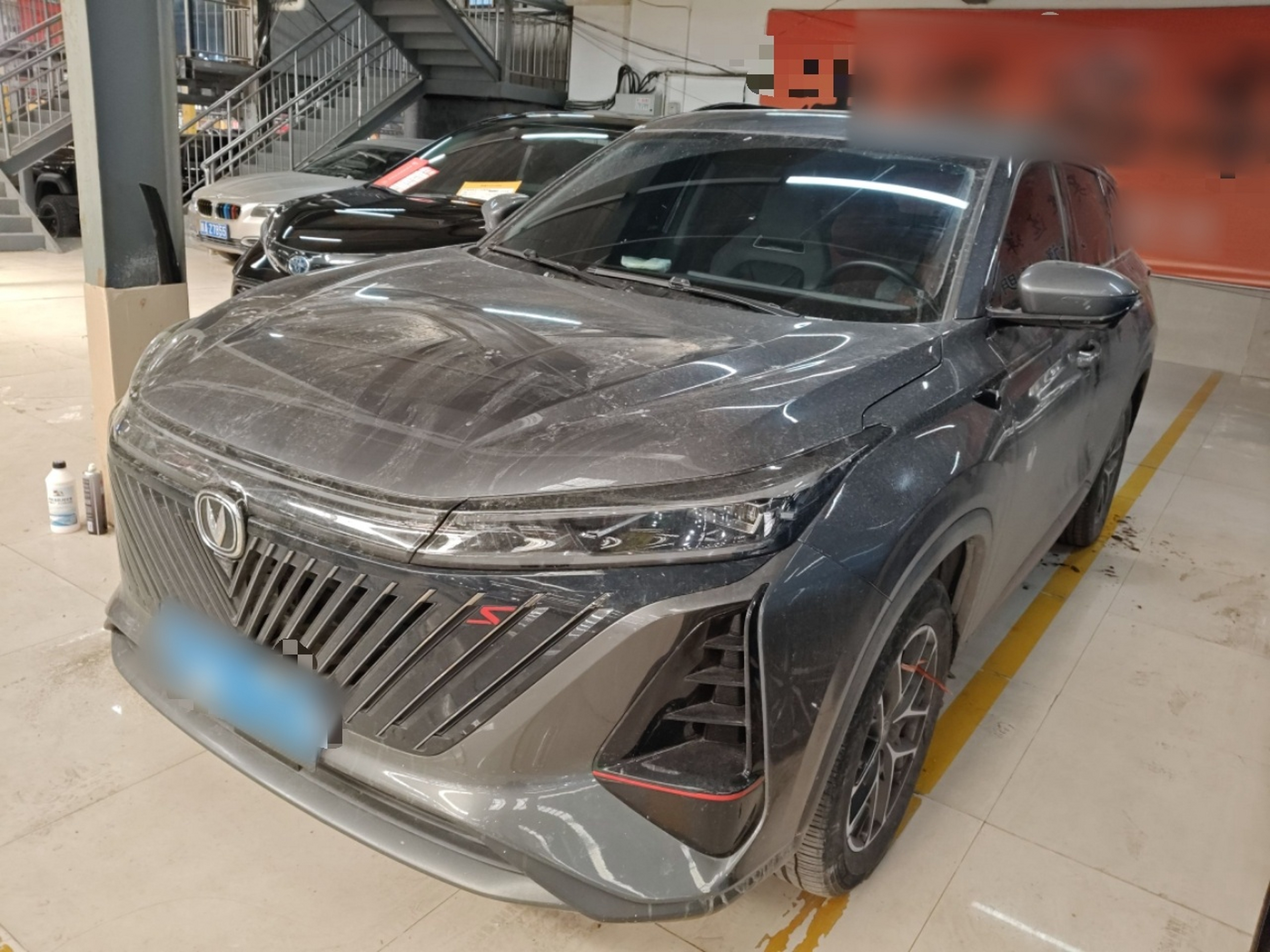 تحت مقدمة السيارة