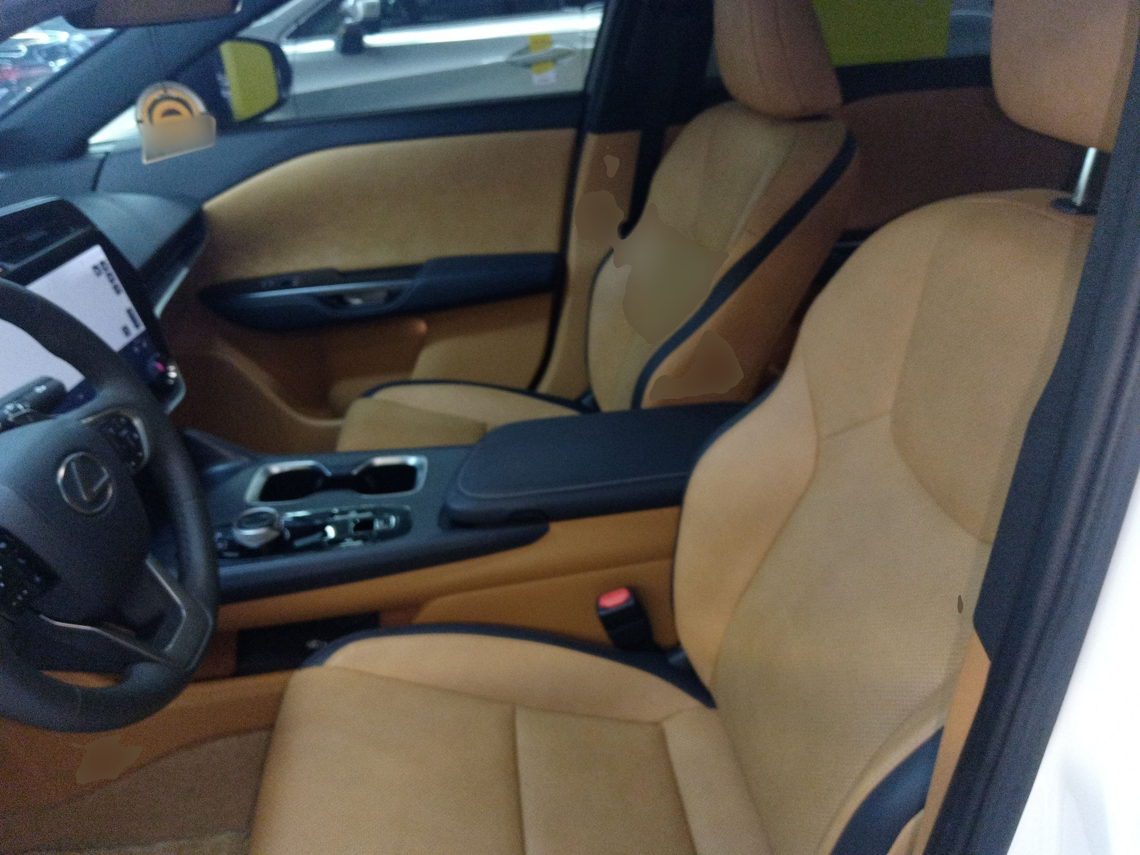 المقاعد الأمامية داخل السيارة