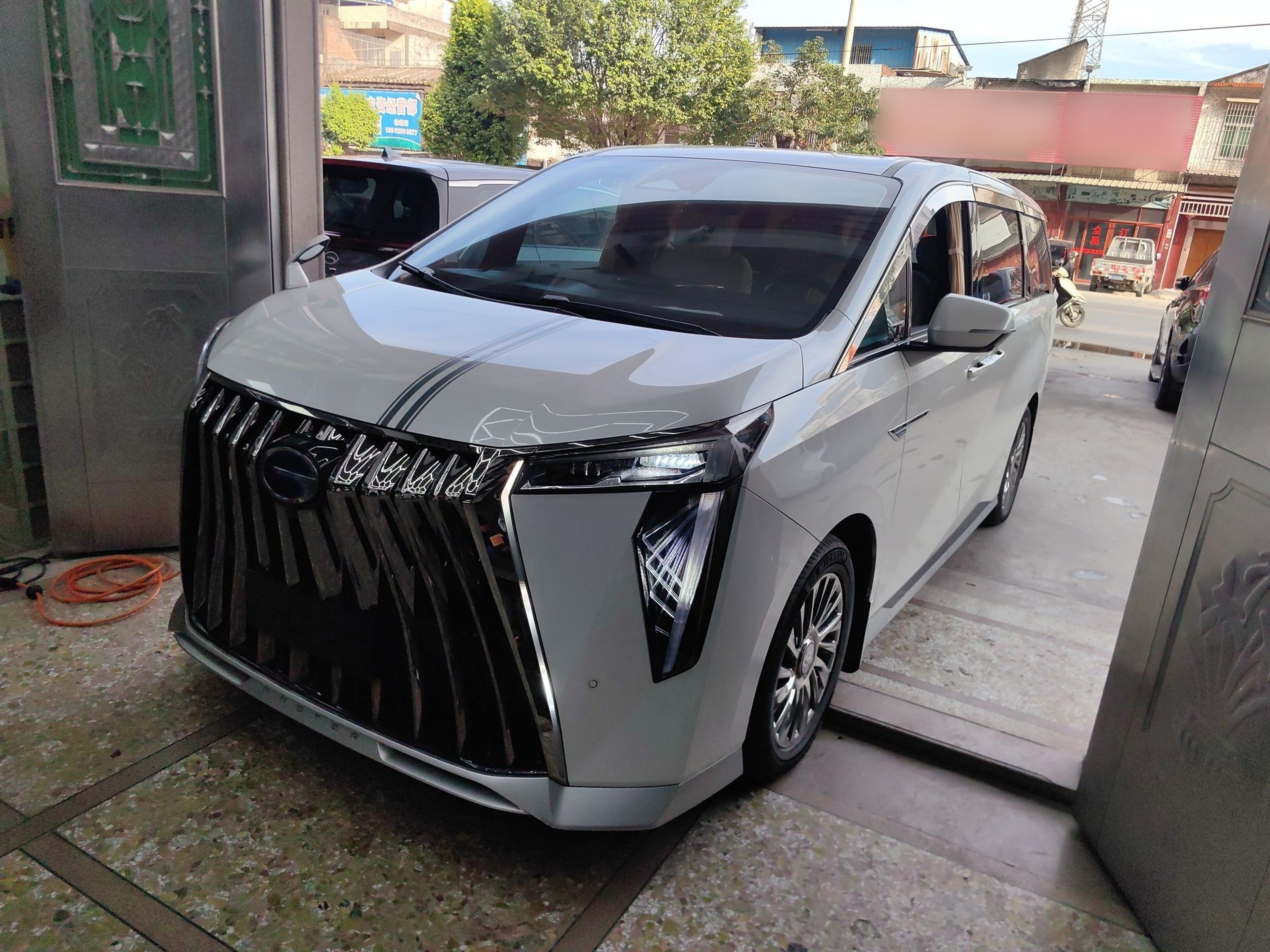 تحت مقدمة السيارة