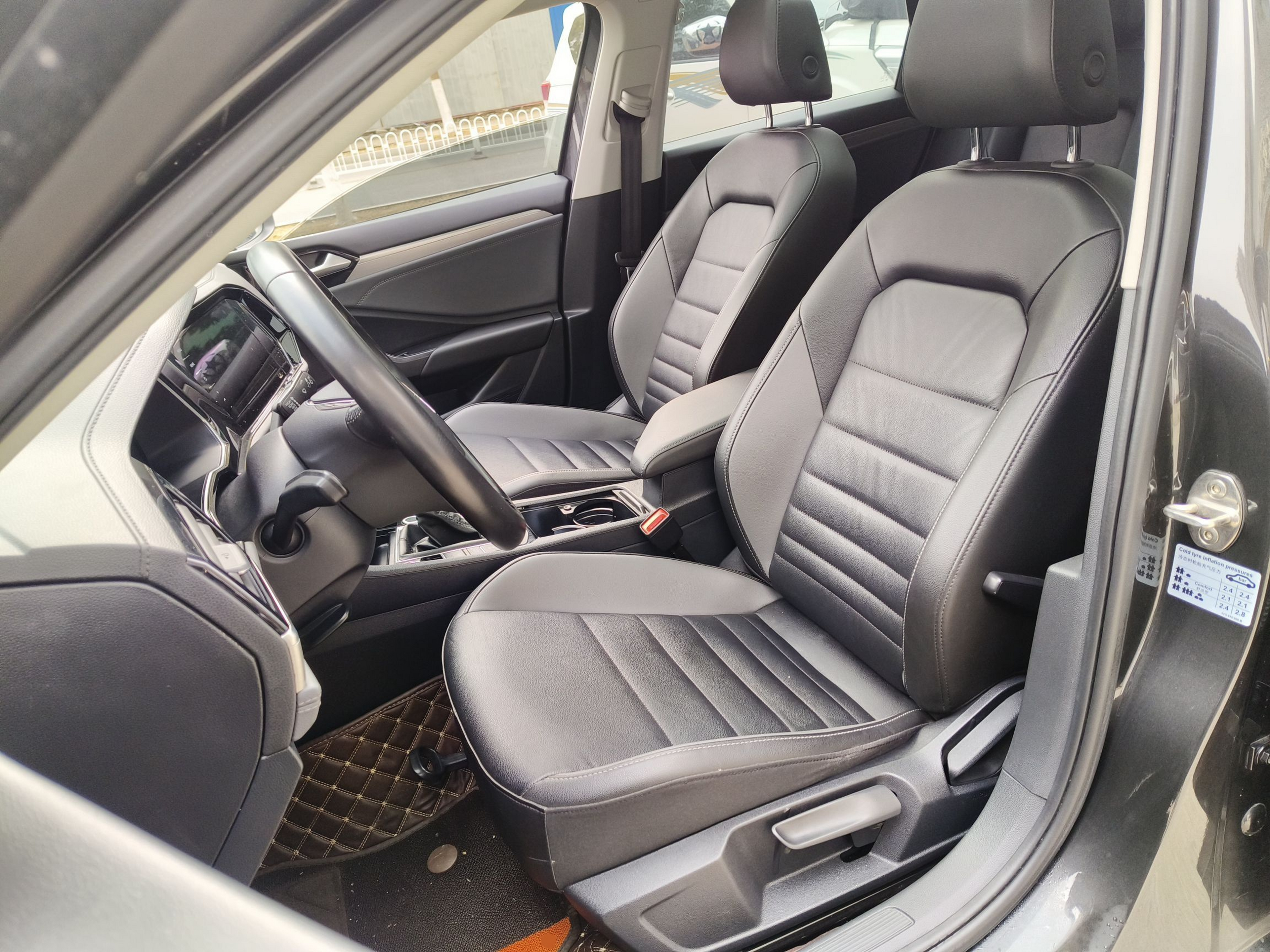 Переднее сиденье в автомобиле