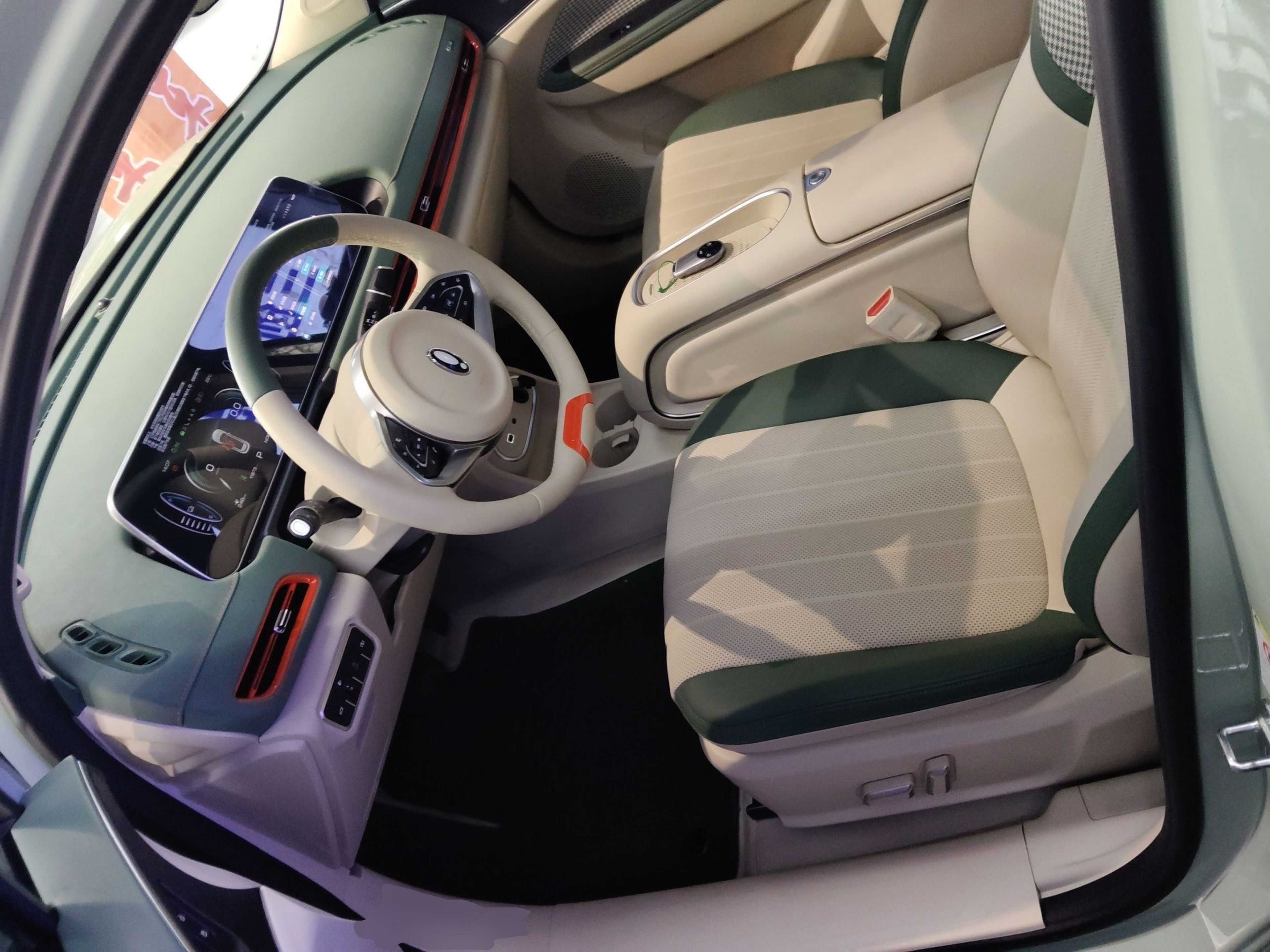 المقاعد الأمامية داخل السيارة