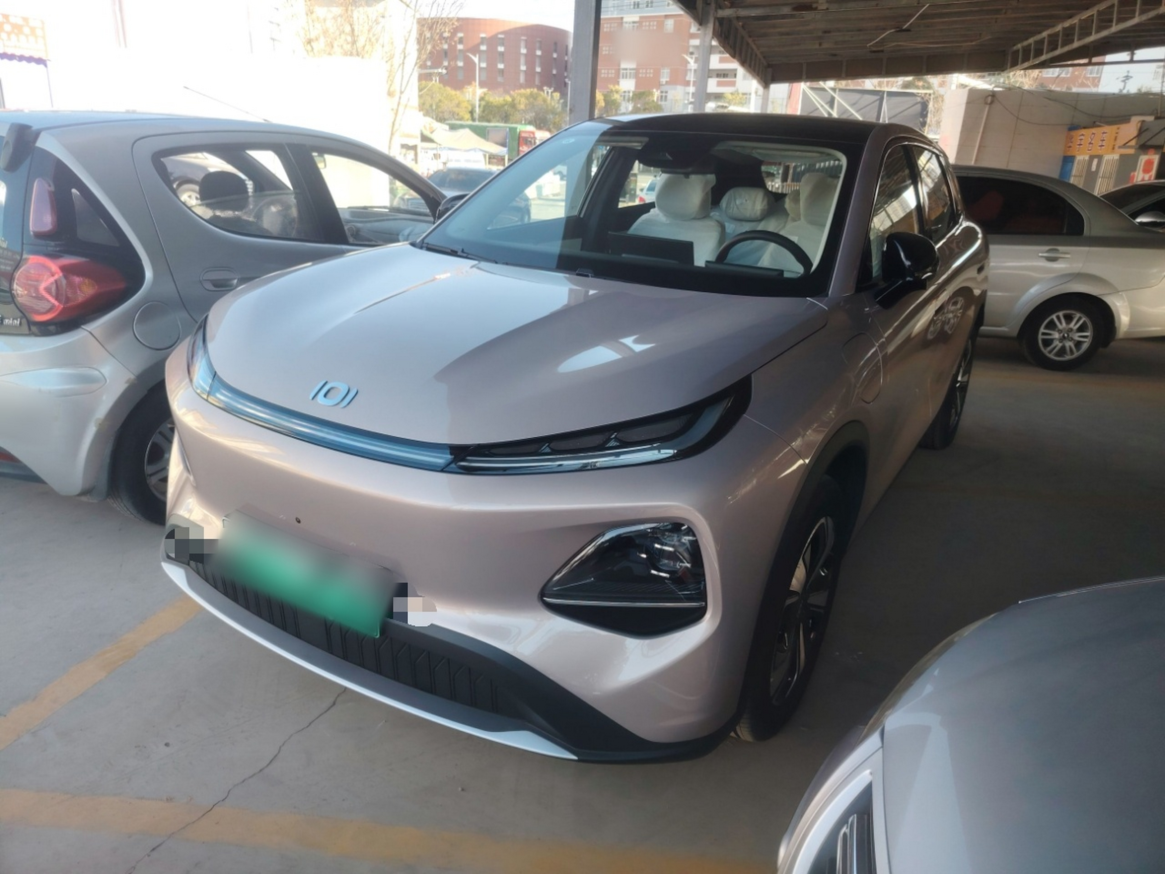 تحت مقدمة السيارة