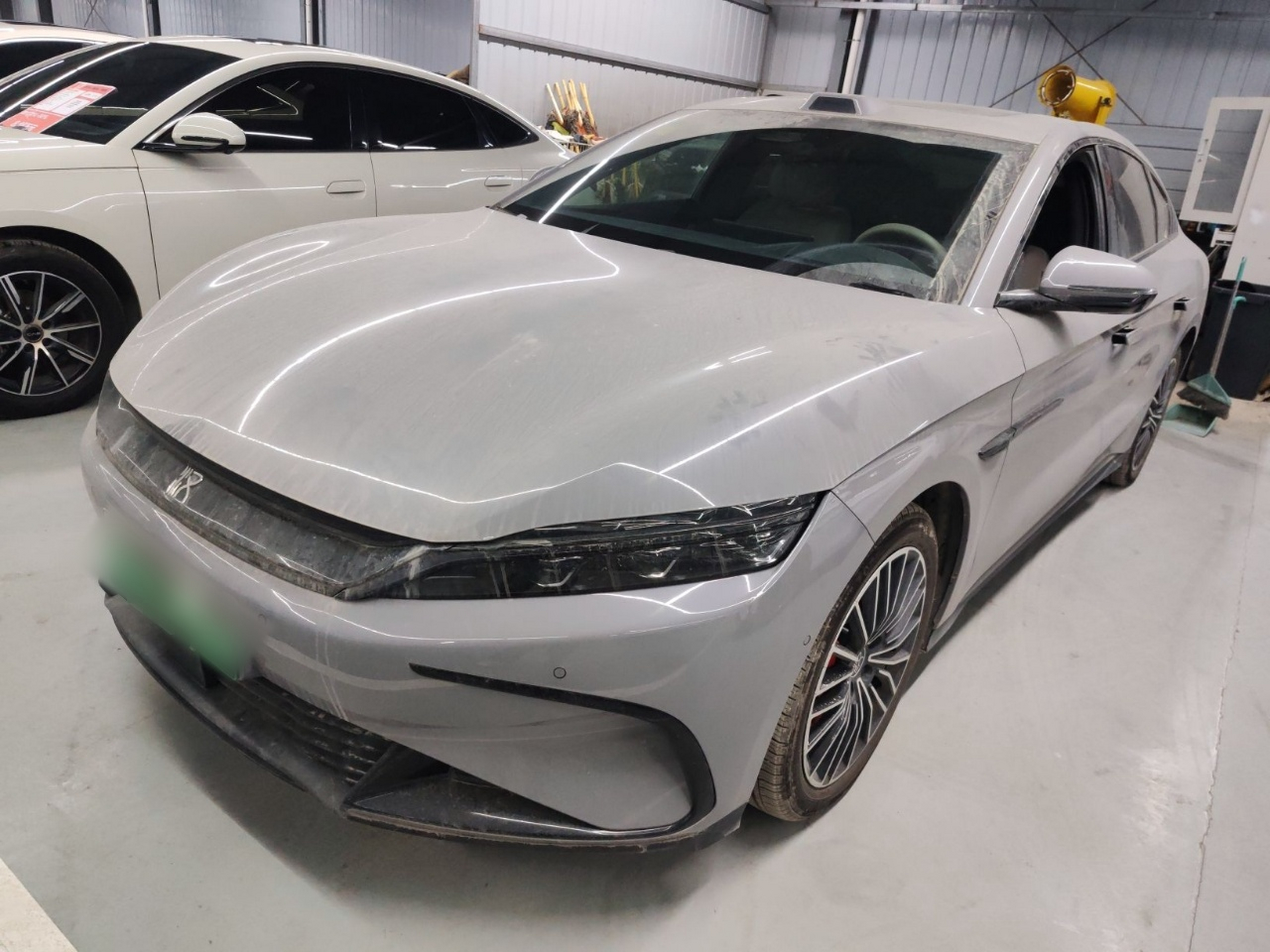 تحت مقدمة السيارة