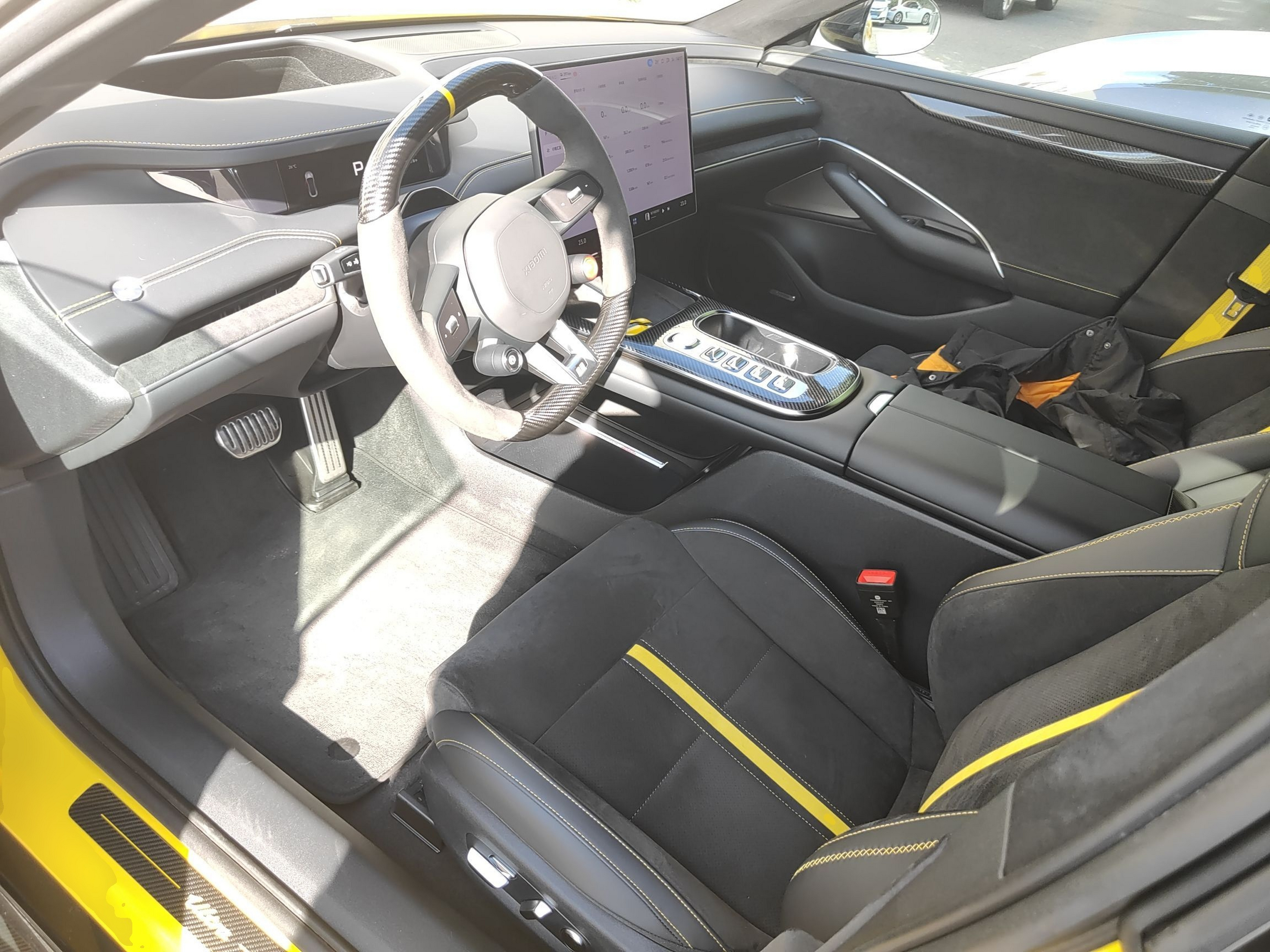 المقاعد الأمامية داخل السيارة