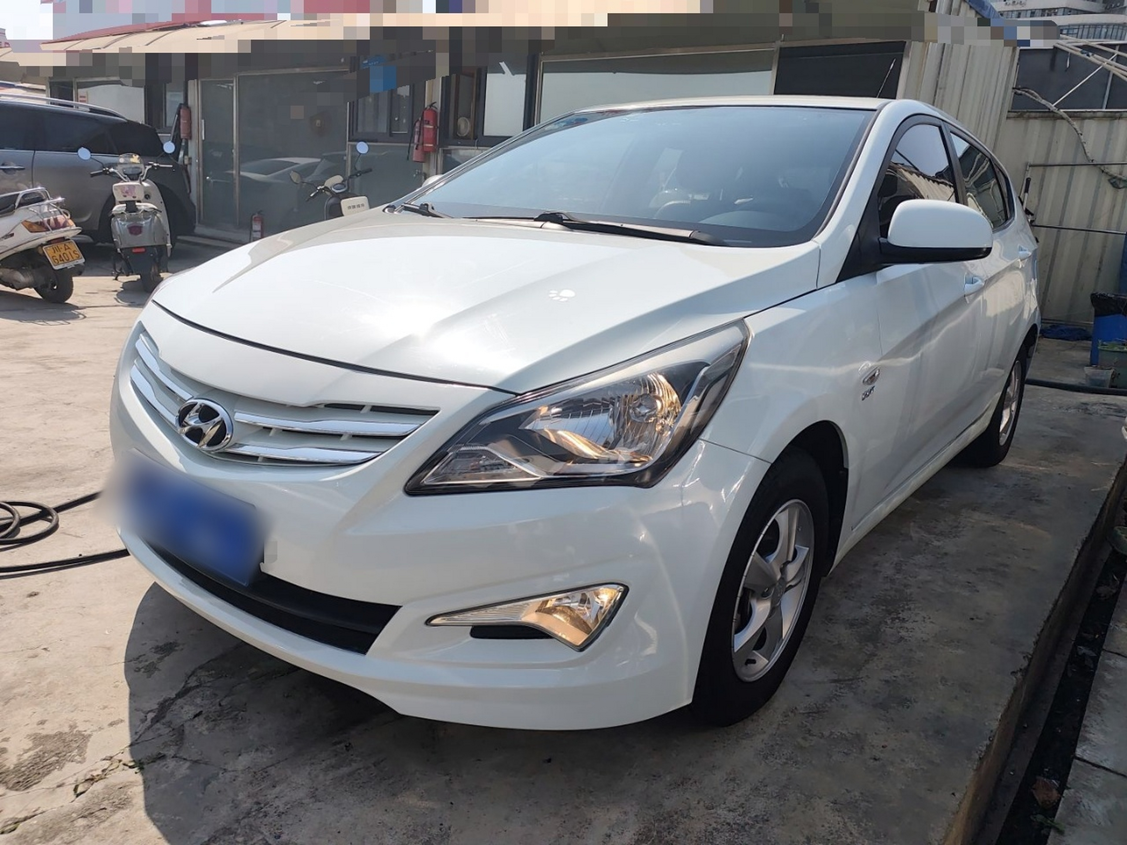 Под передней частью автомобиля