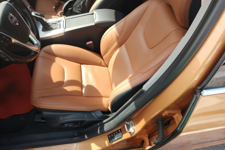 Used Volvo S60 2014 S60L 2.0T Zhiyuan Edition
