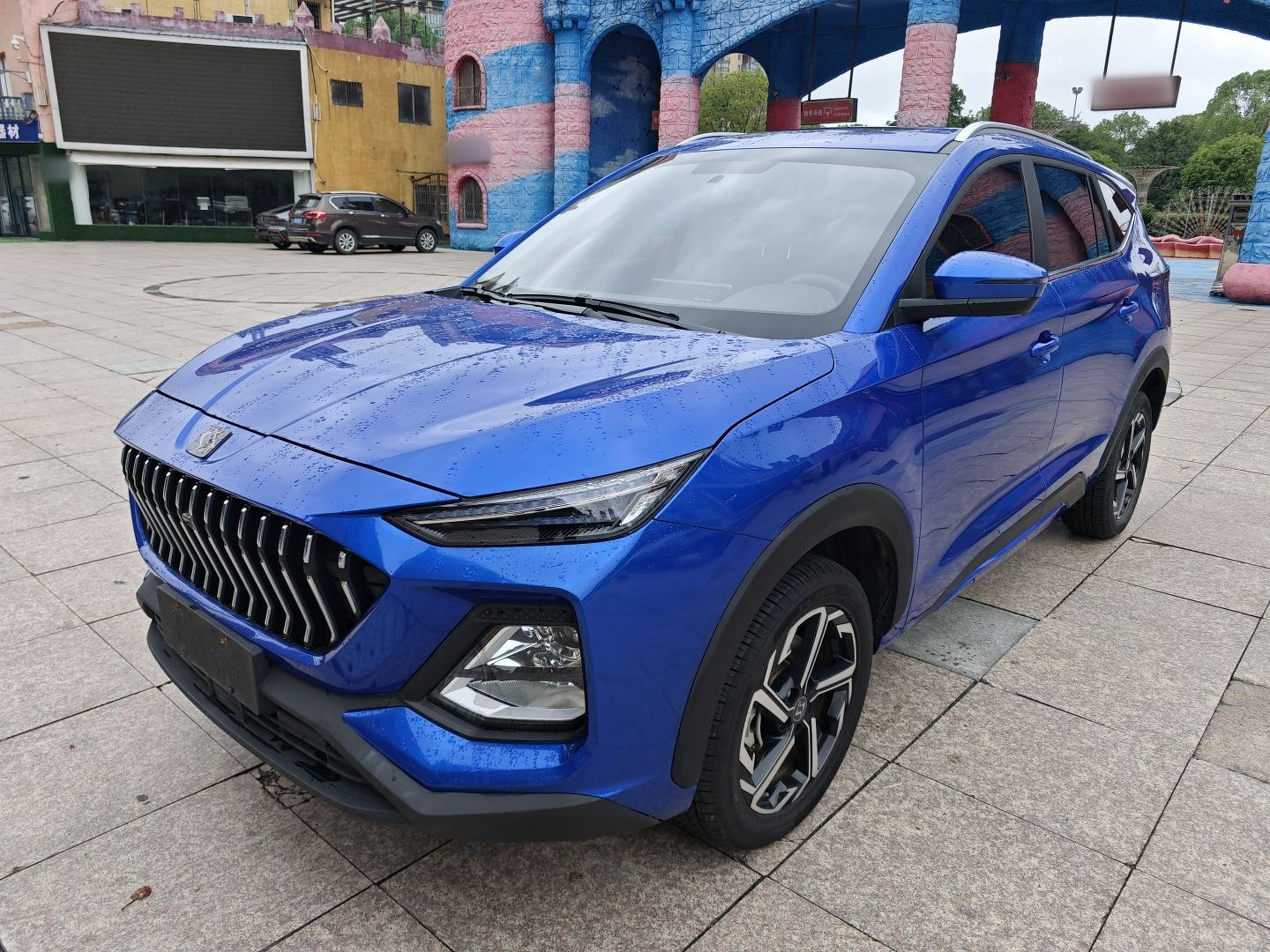 تحت مقدمة السيارة