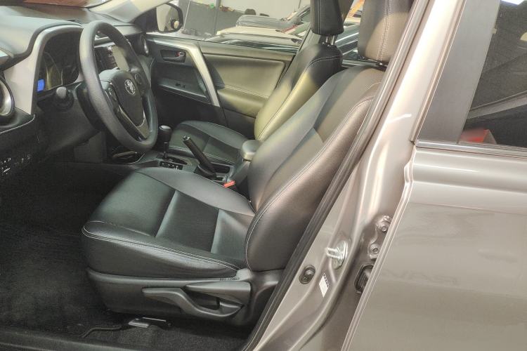 Used Toyota RAV4 2016 2.0L CVT Two-Wheel Drive Fashion Edition China V Standard
