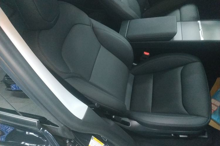 Used Tesla Model Y 2025 Long-Range All-Wheel-Drive Version
