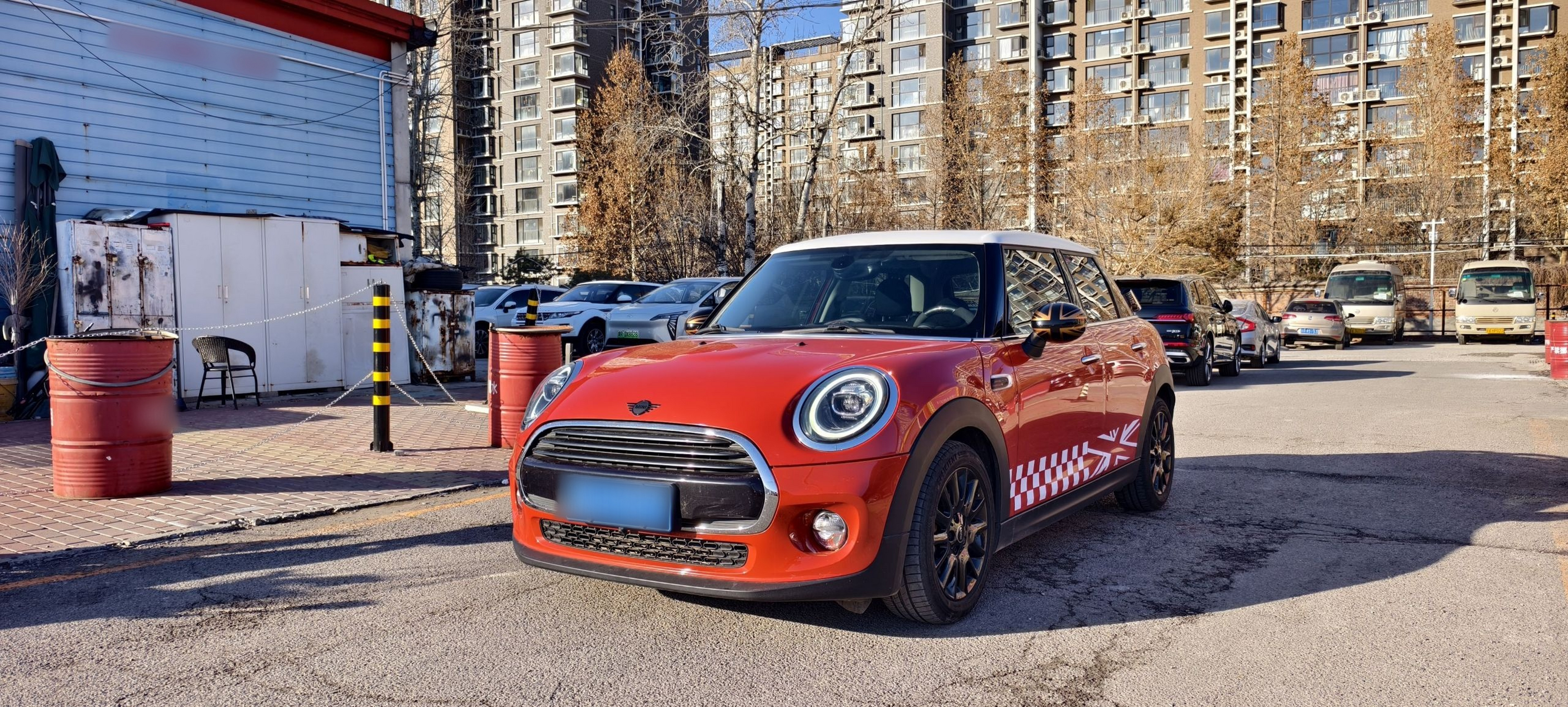 Под передней частью автомобиля