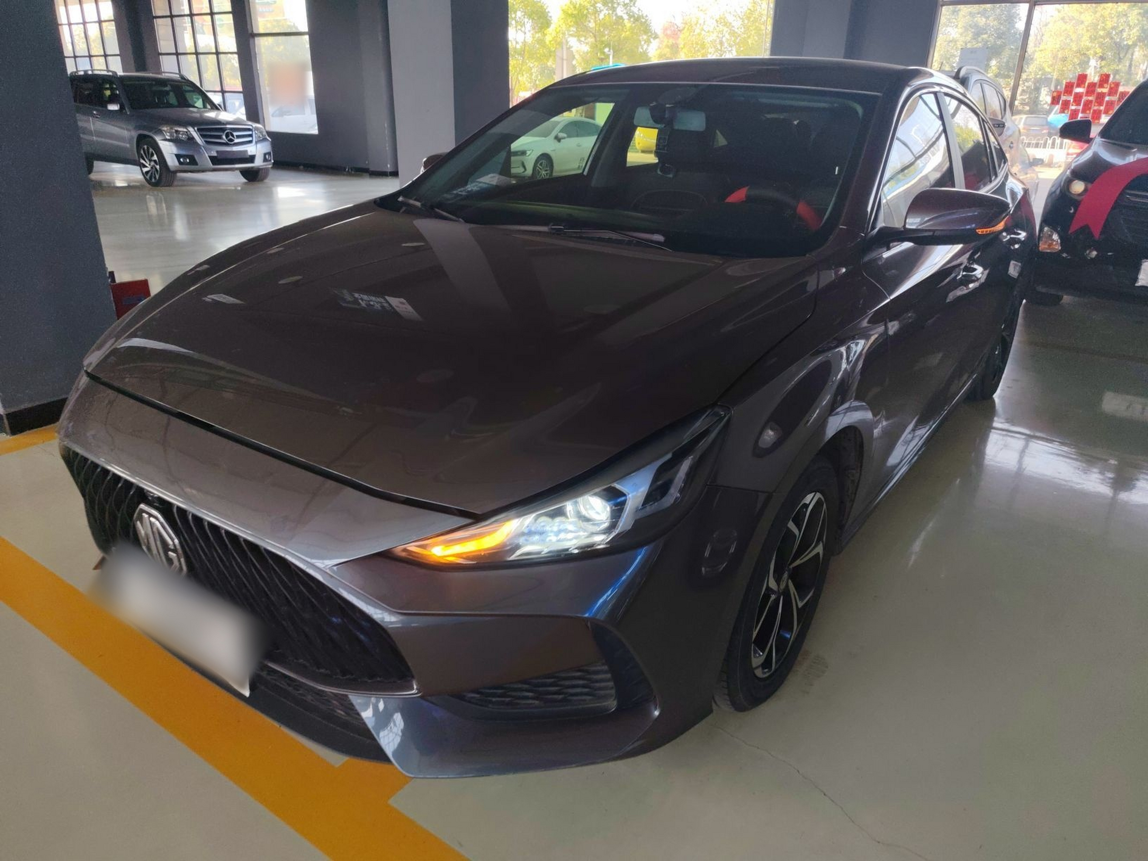 تحت مقدمة السيارة