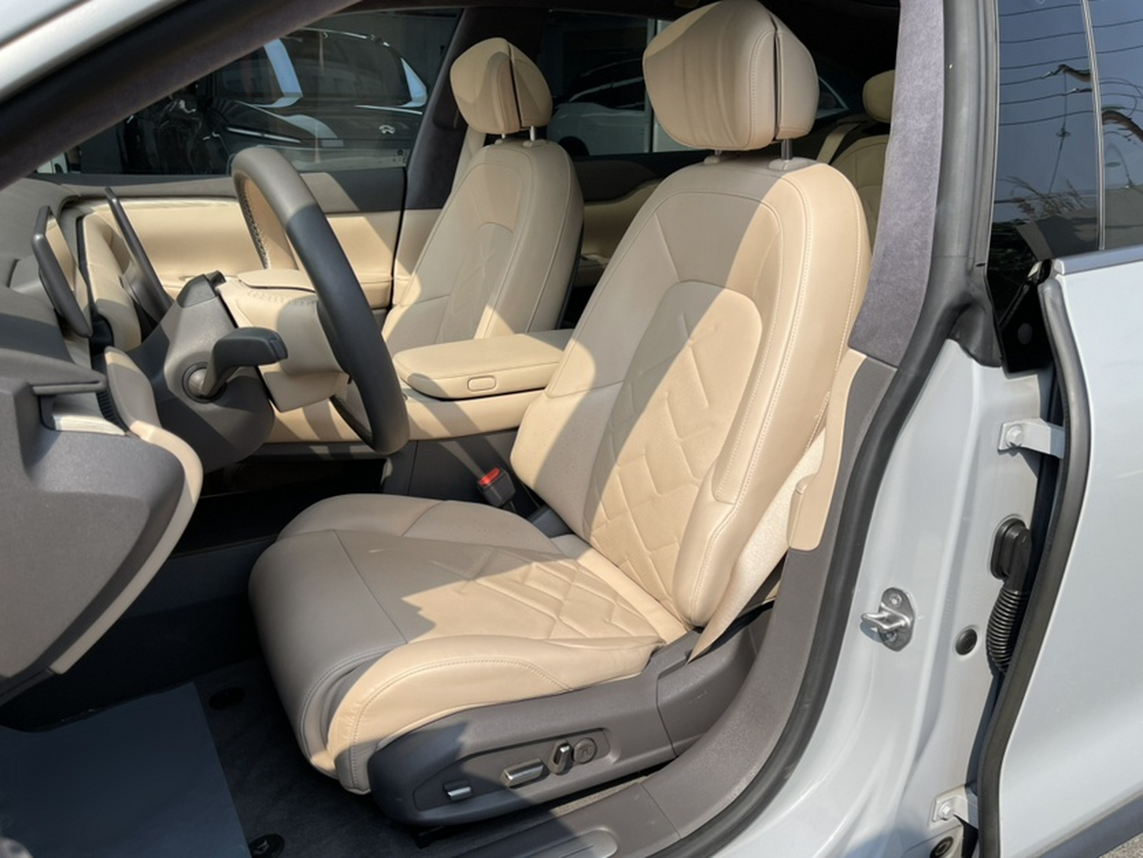 Переднее сиденье в автомобиле