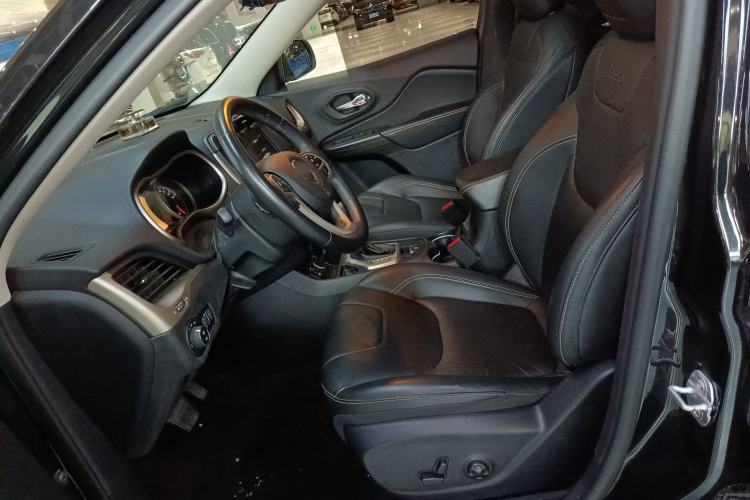 Used  Cherokee 2017 2.0L Superior Edition