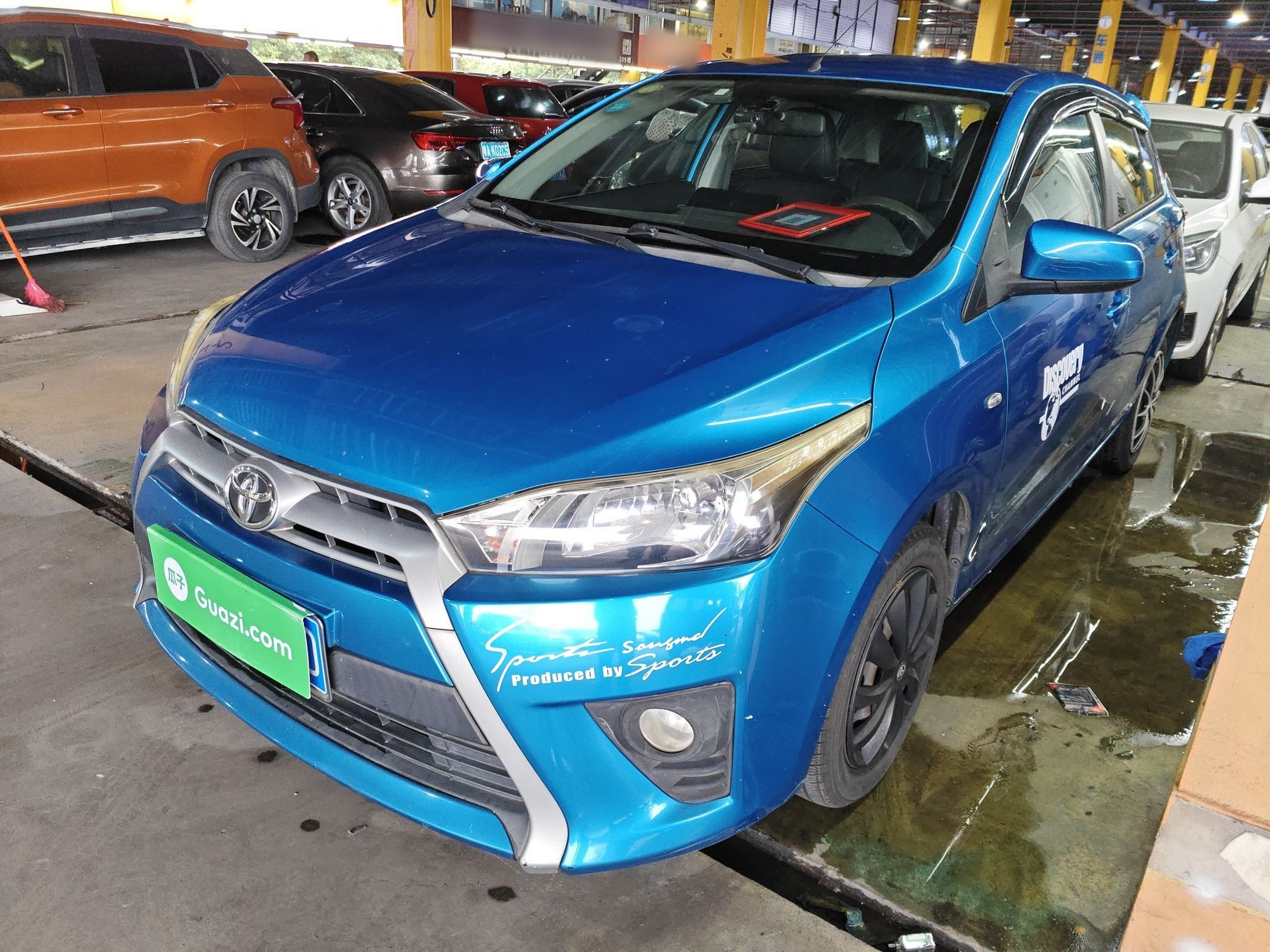 تحت مقدمة السيارة