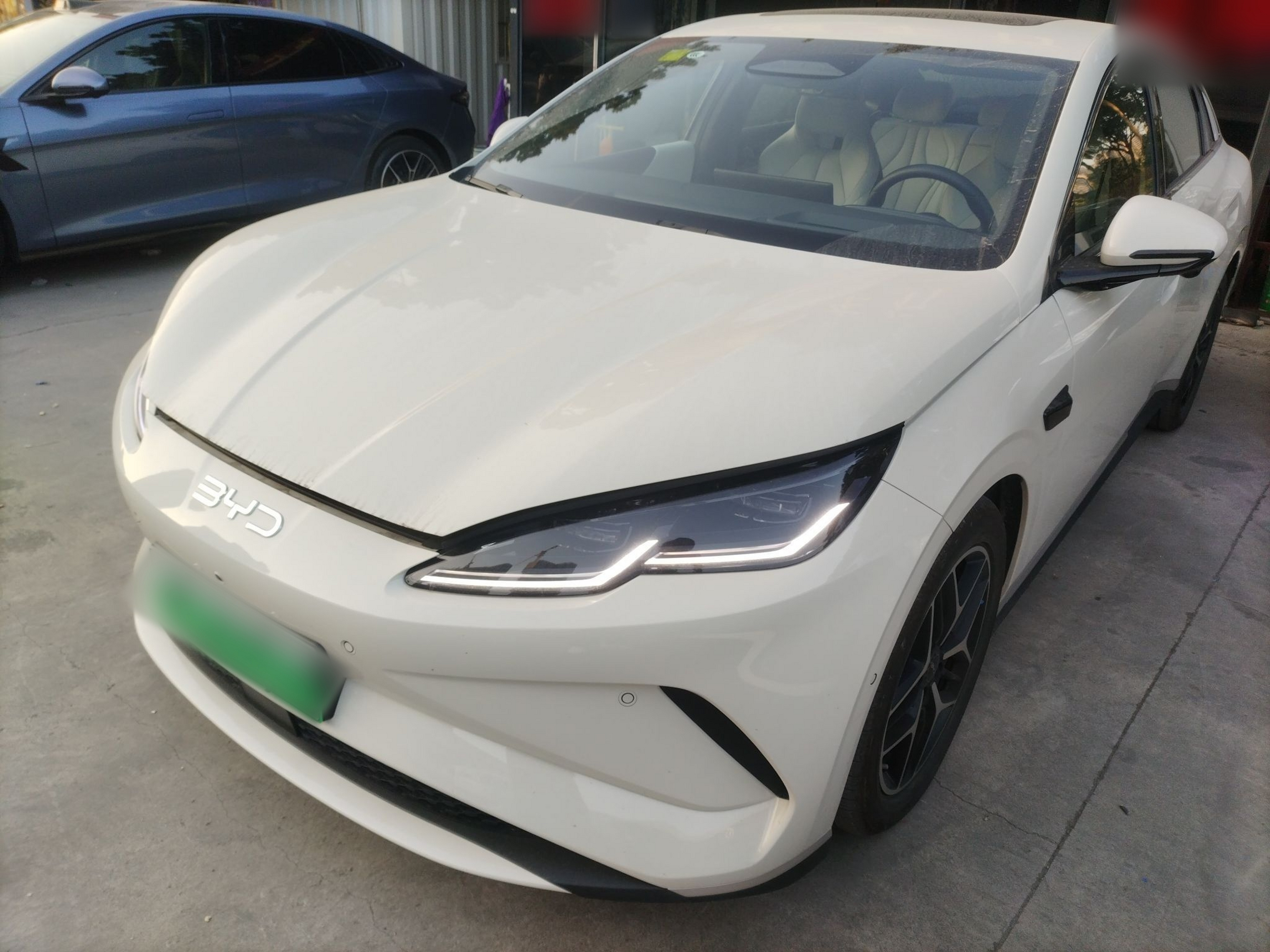 Под передней частью автомобиля