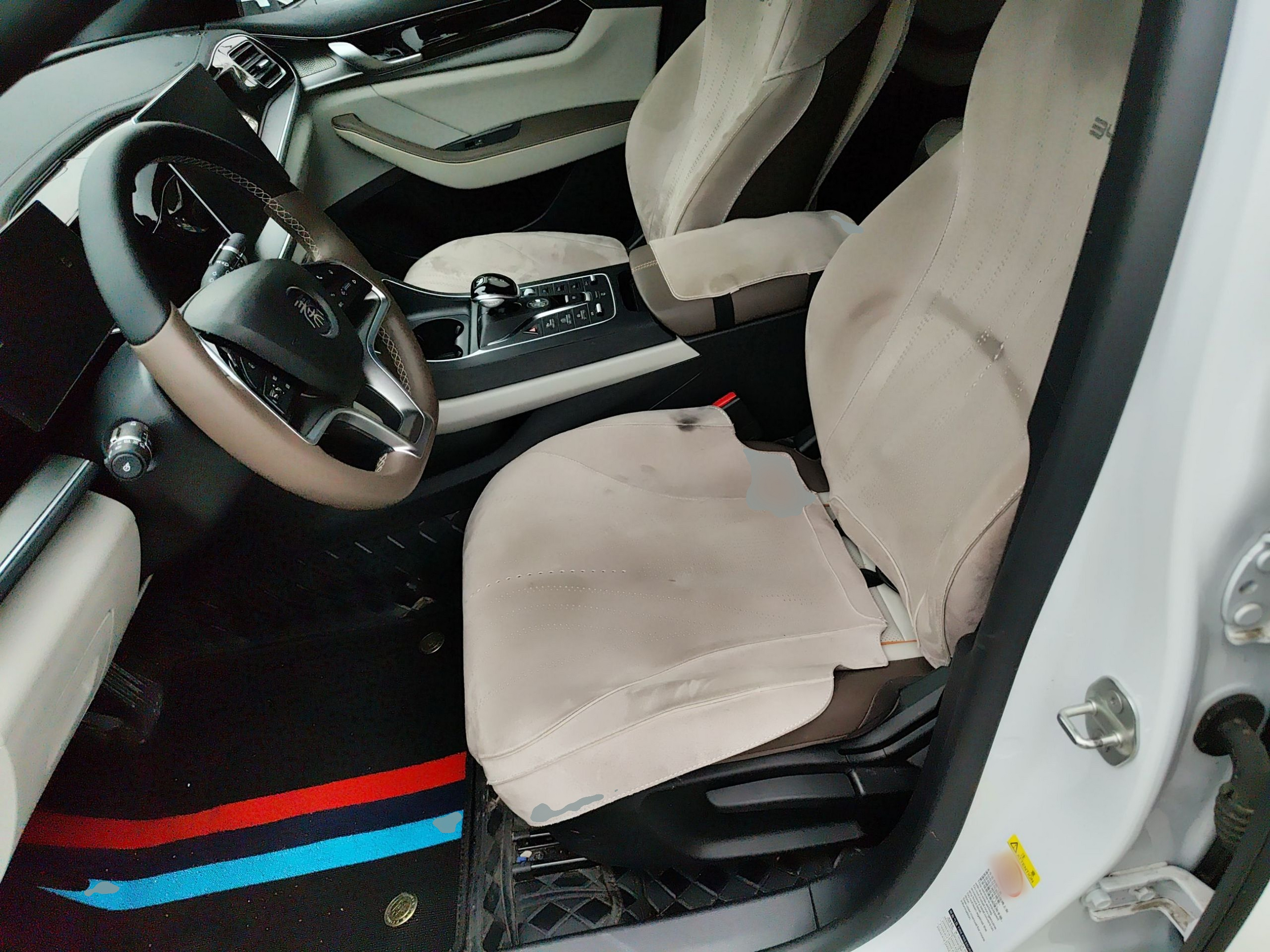 المقاعد الأمامية داخل السيارة