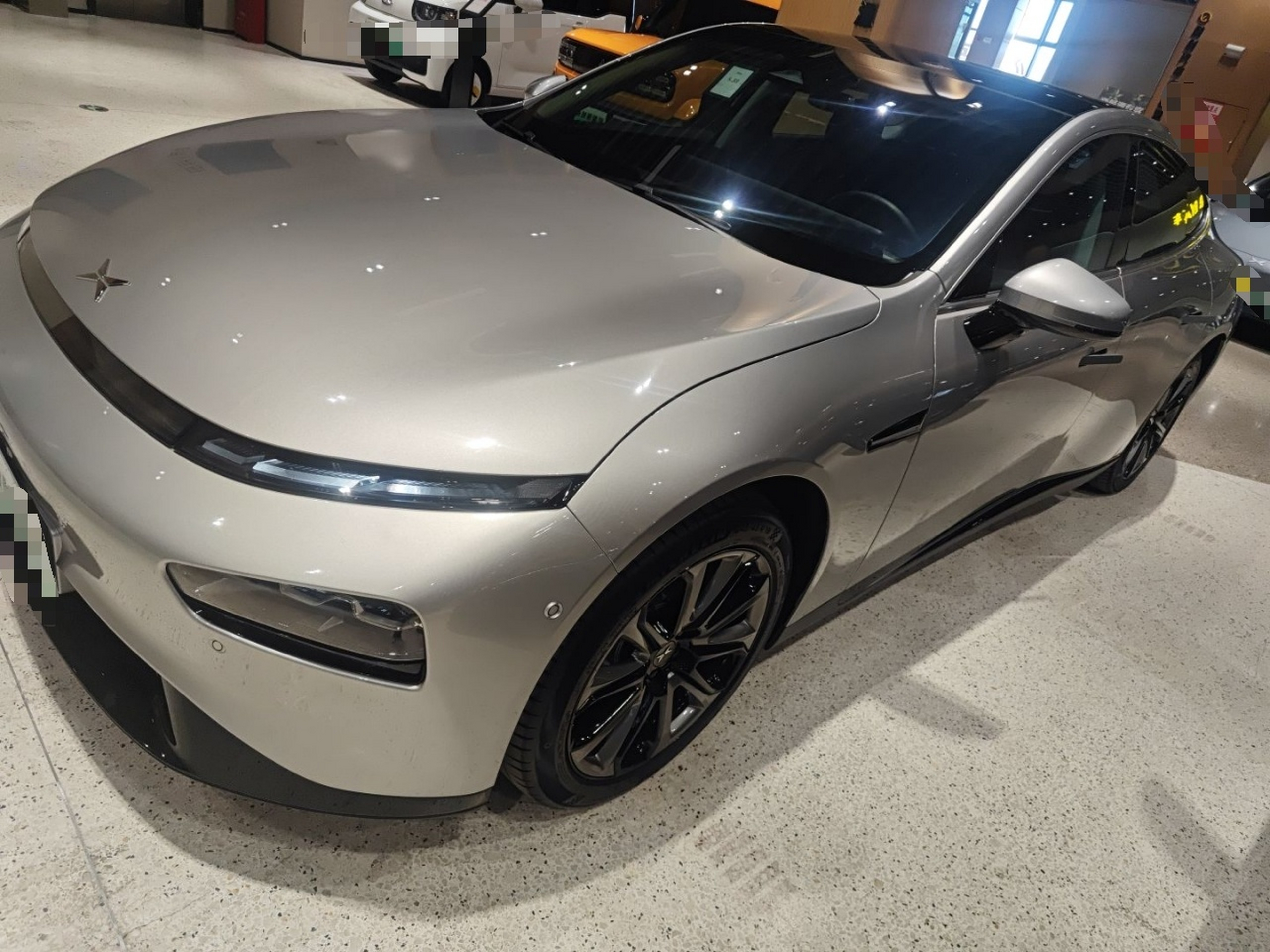 تحت مقدمة السيارة