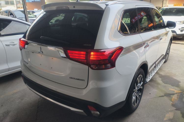 Used Mitsubishi Outlander 2016 2.4L 4x4 Luxury Edition 7-Seater
