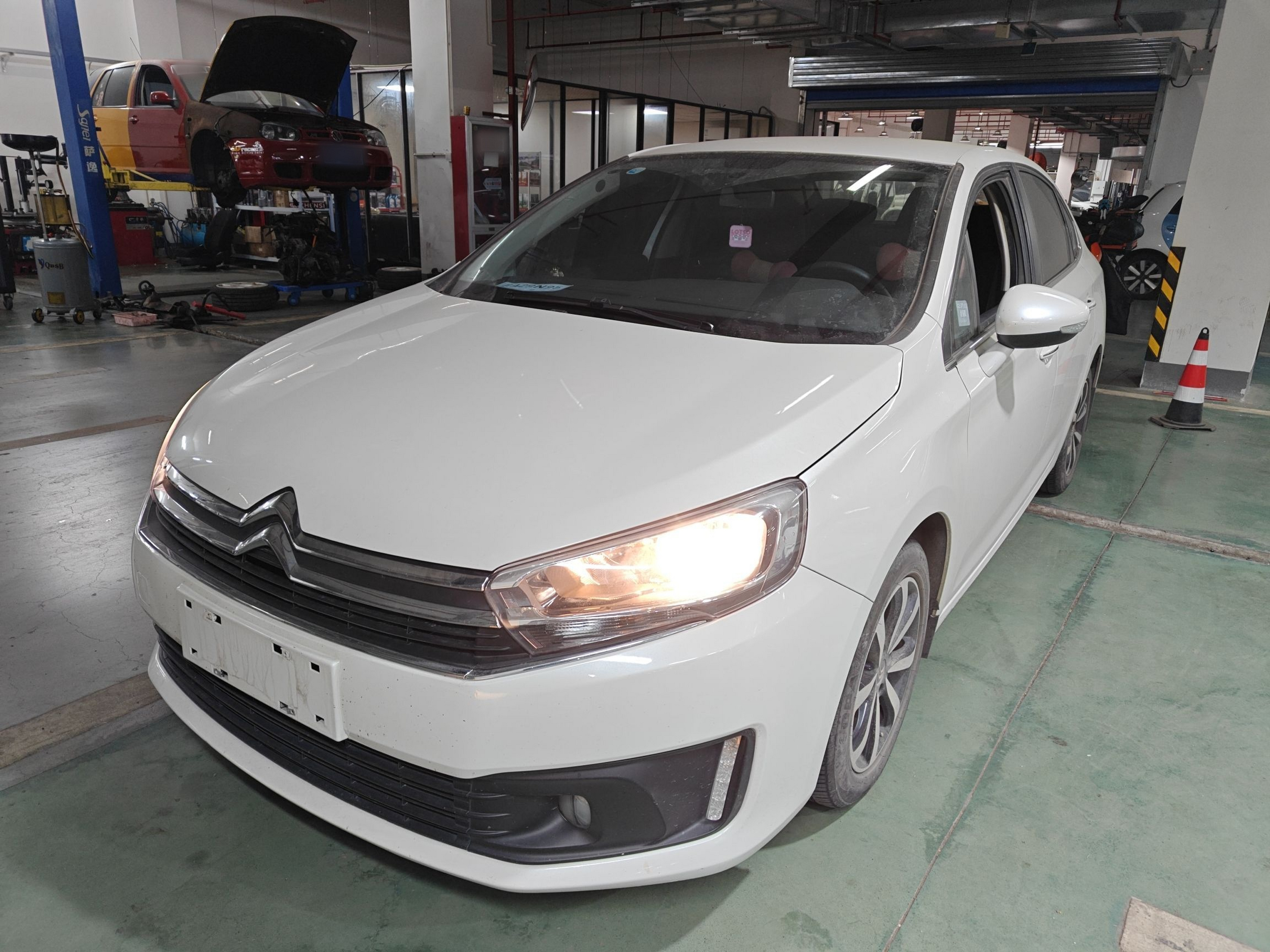 Под передней частью автомобиля