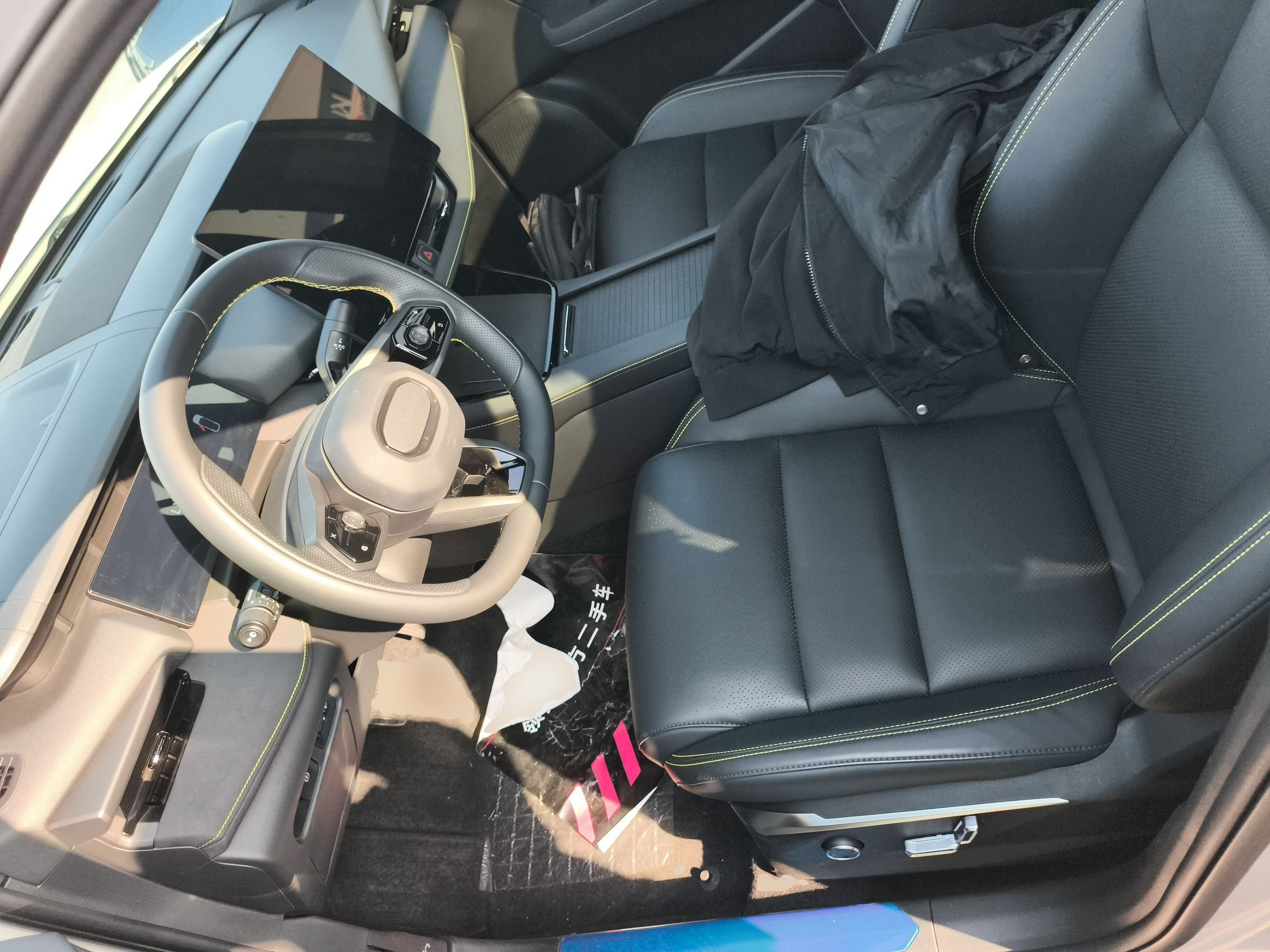 المقاعد الأمامية داخل السيارة