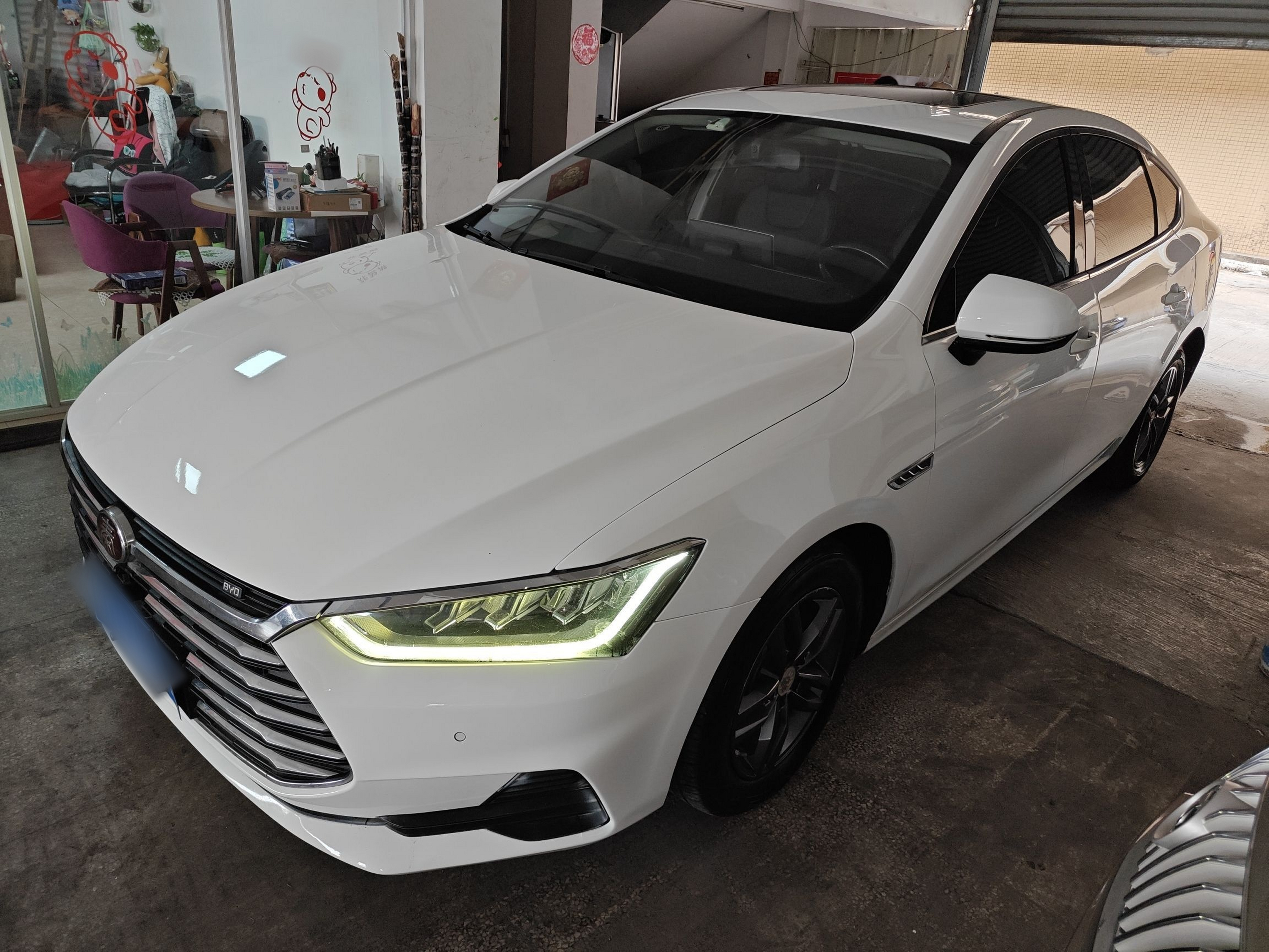 Под передней частью автомобиля