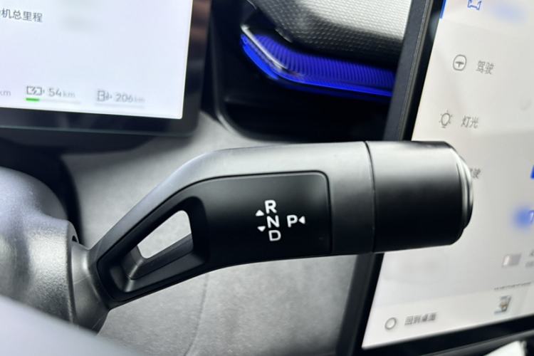 Used Lynk & Co 08 EM-P 2025 220 km All-Wheel-Drive Performance Halo
