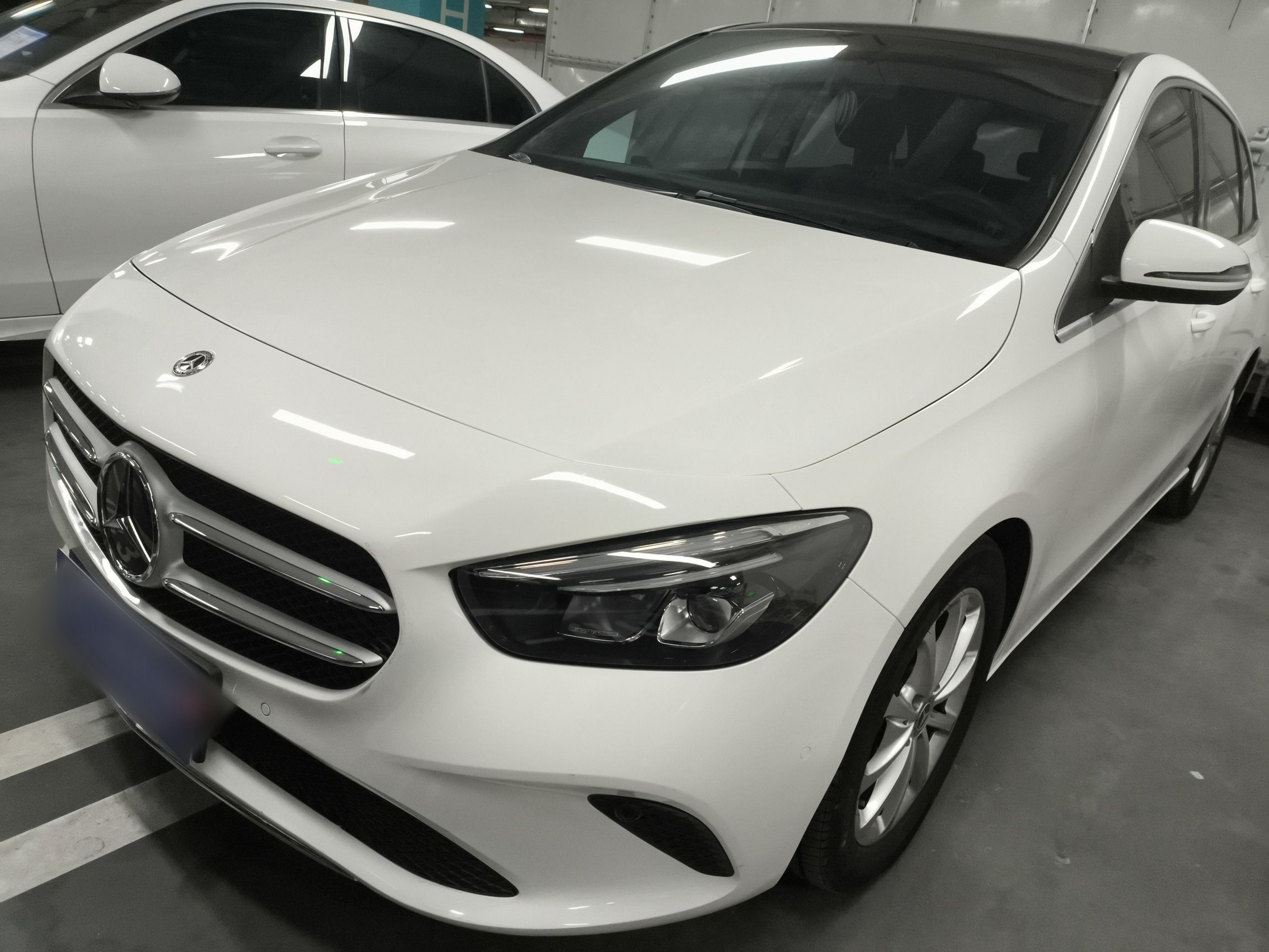 Под передней частью автомобиля