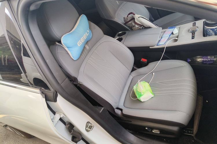 Used  E8 2024 550 km Range Rear-Drive MAX
