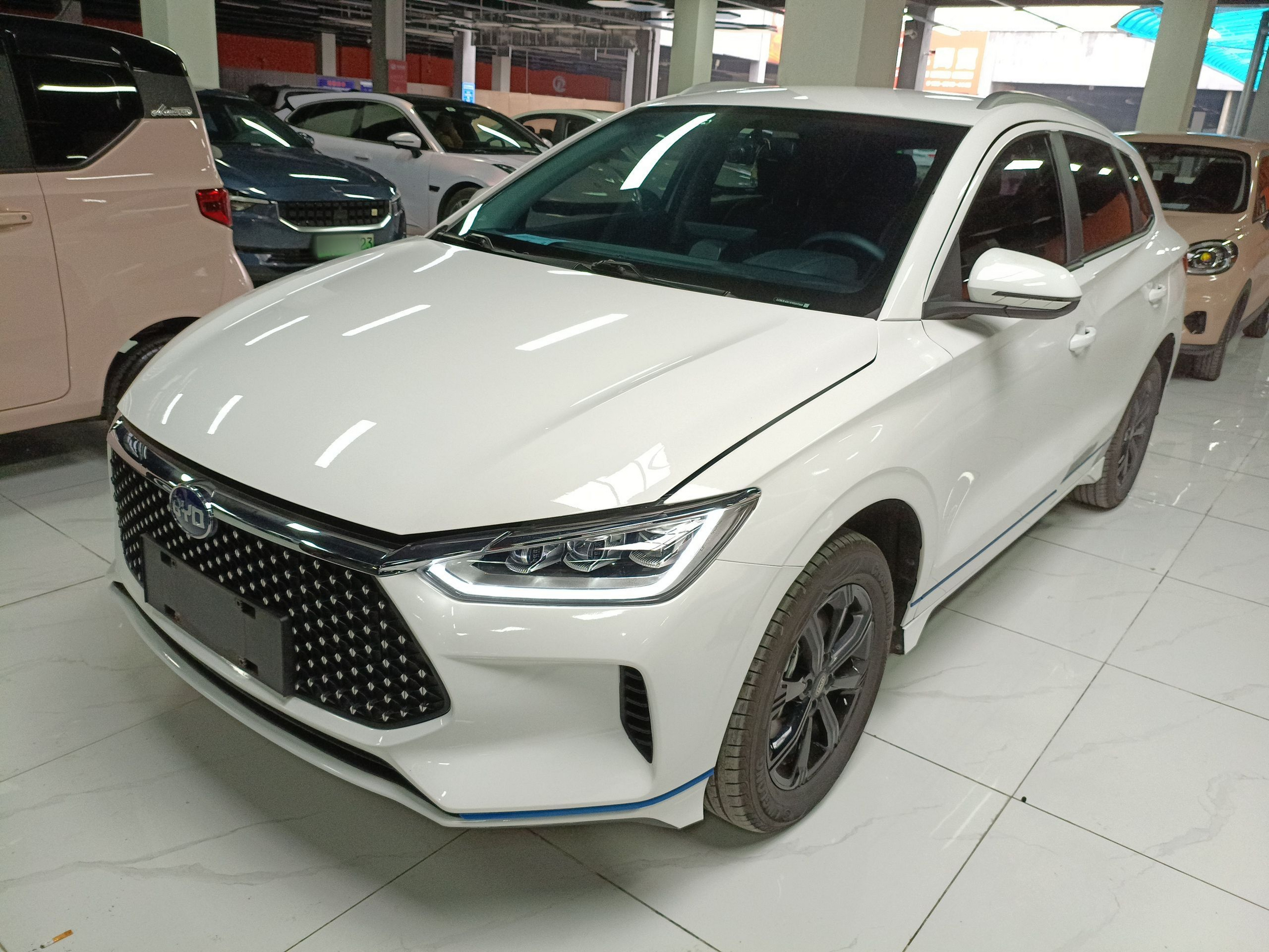 Под передней частью автомобиля