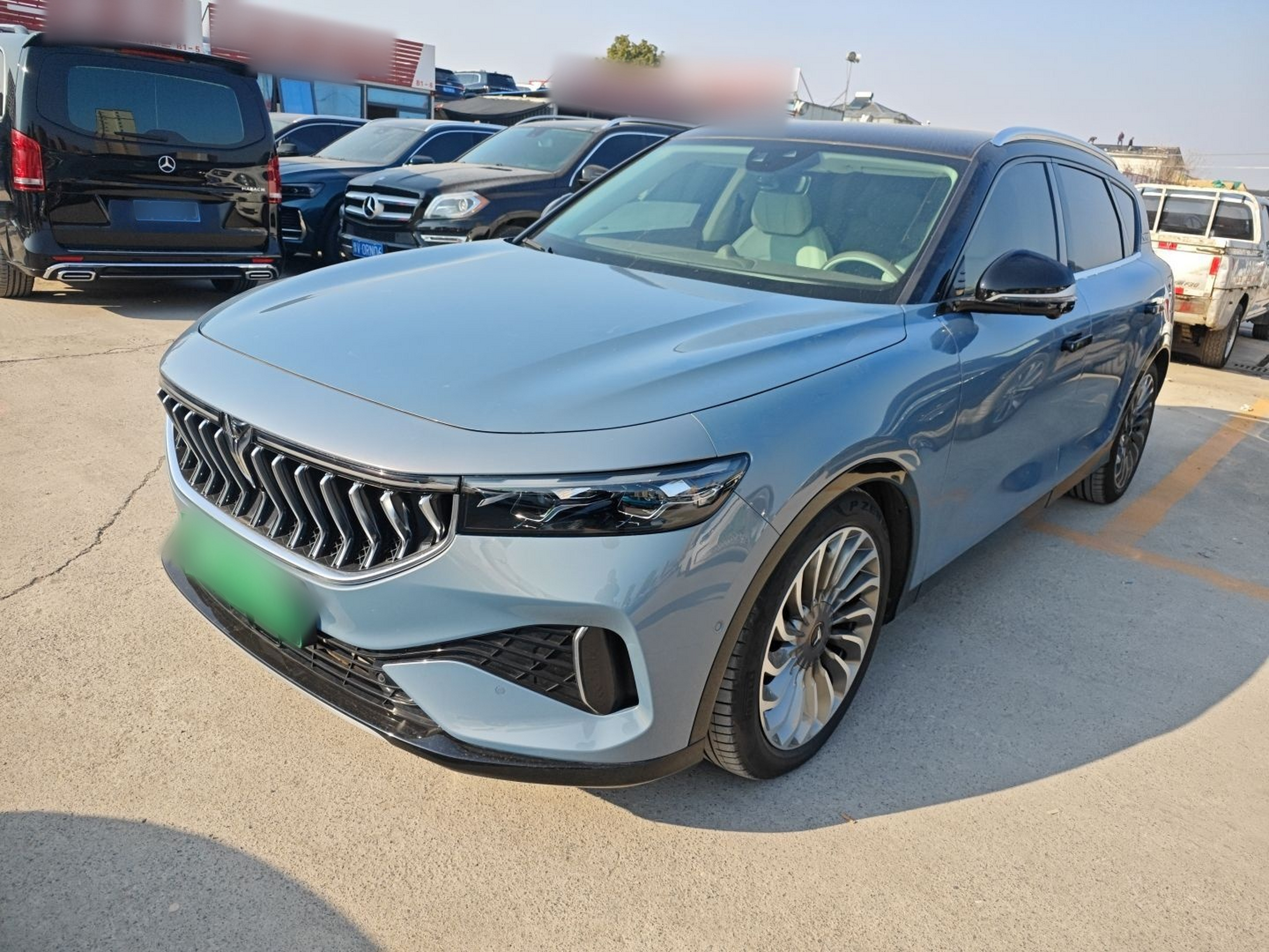 تحت مقدمة السيارة