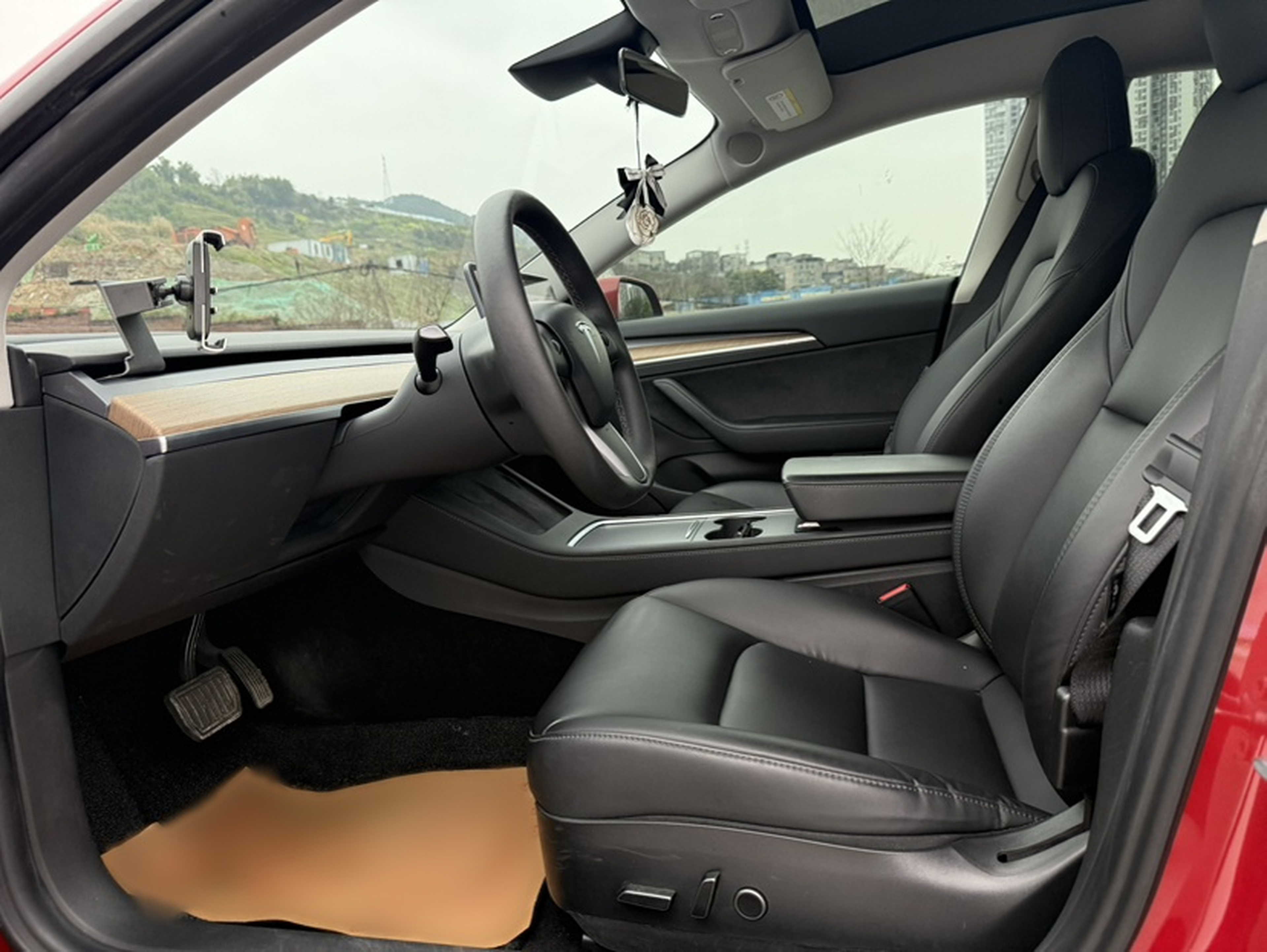 المقاعد الأمامية داخل السيارة