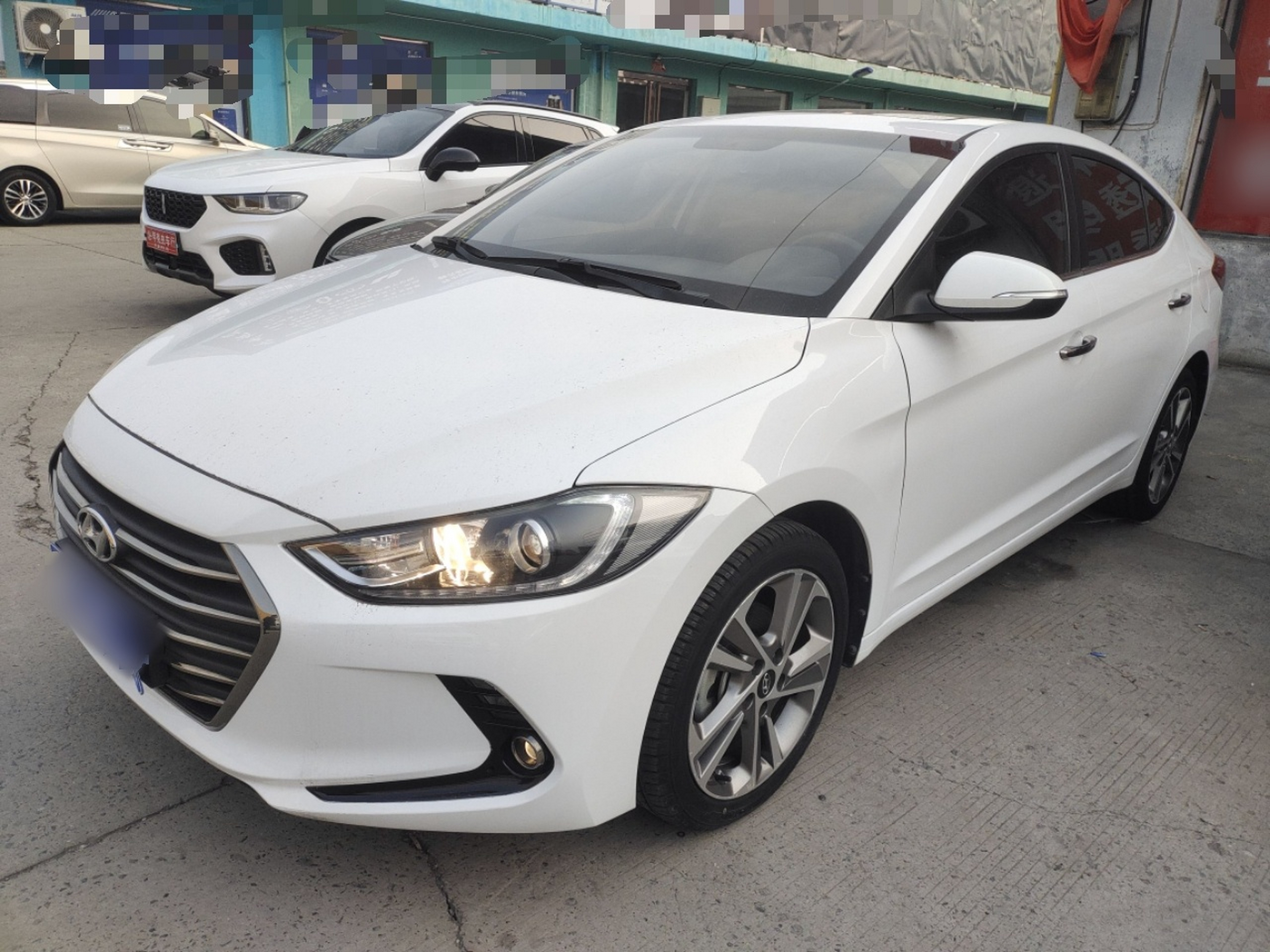 تحت مقدمة السيارة