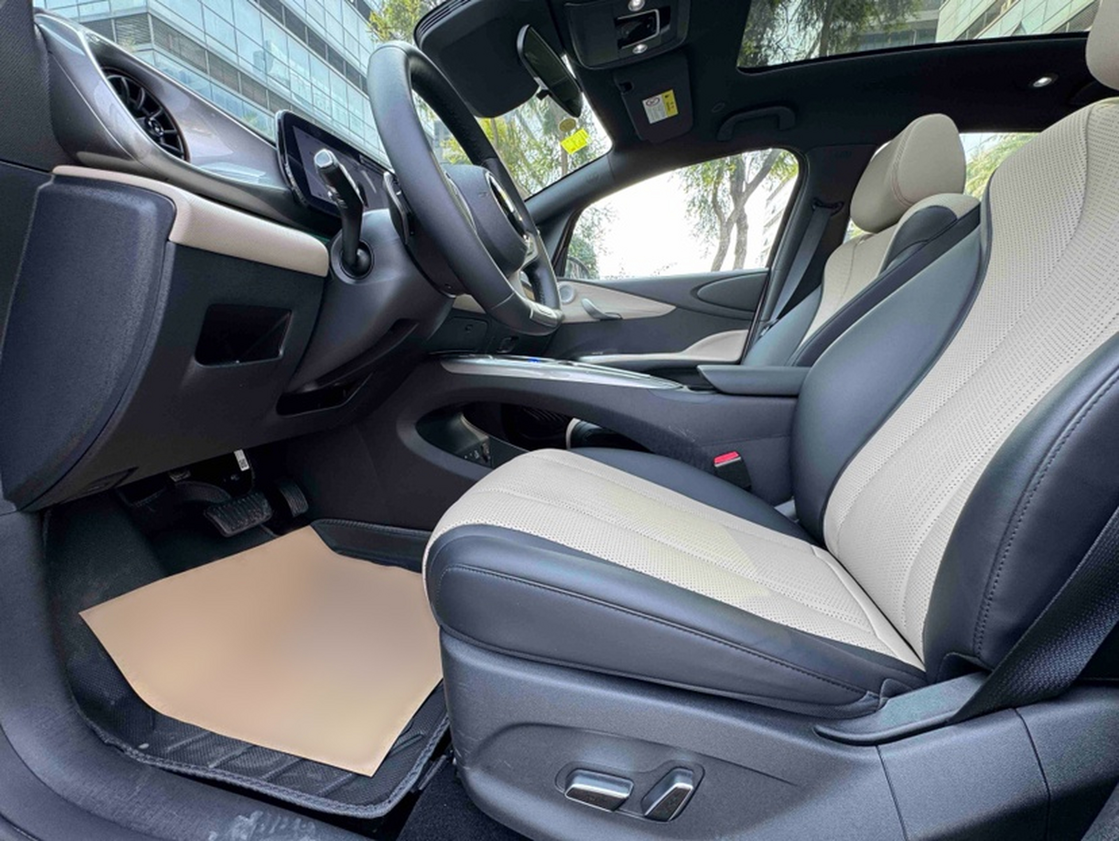 المقاعد الأمامية داخل السيارة