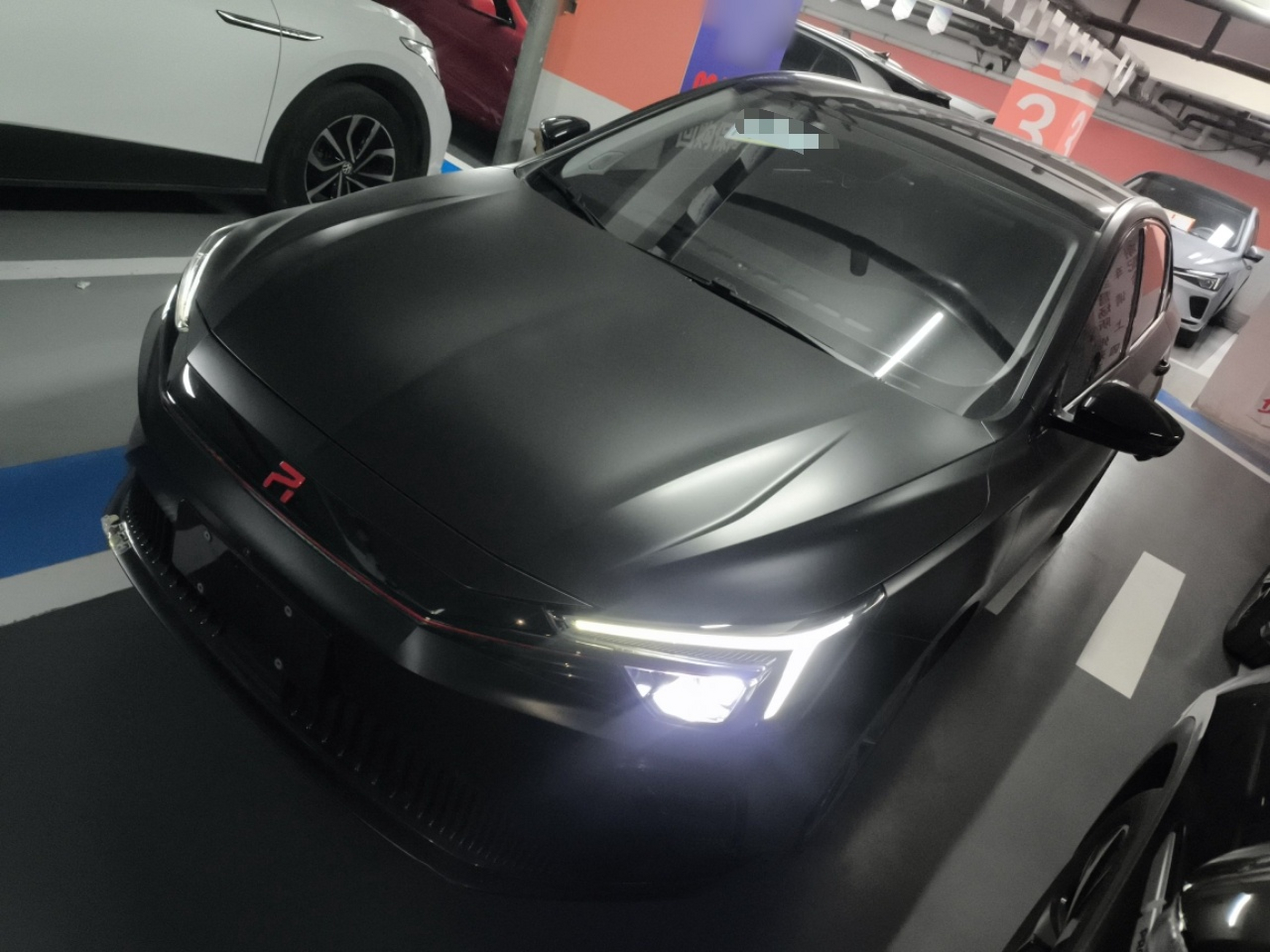 تحت مقدمة السيارة